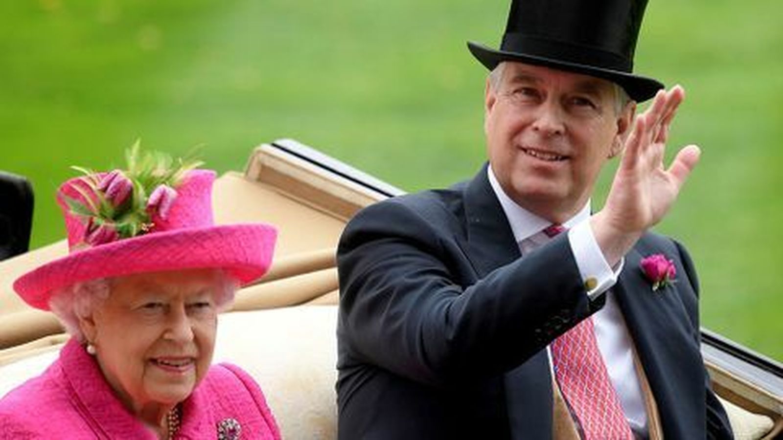 El príncipe Andrés con su madre, Isabel II, en un desfile.