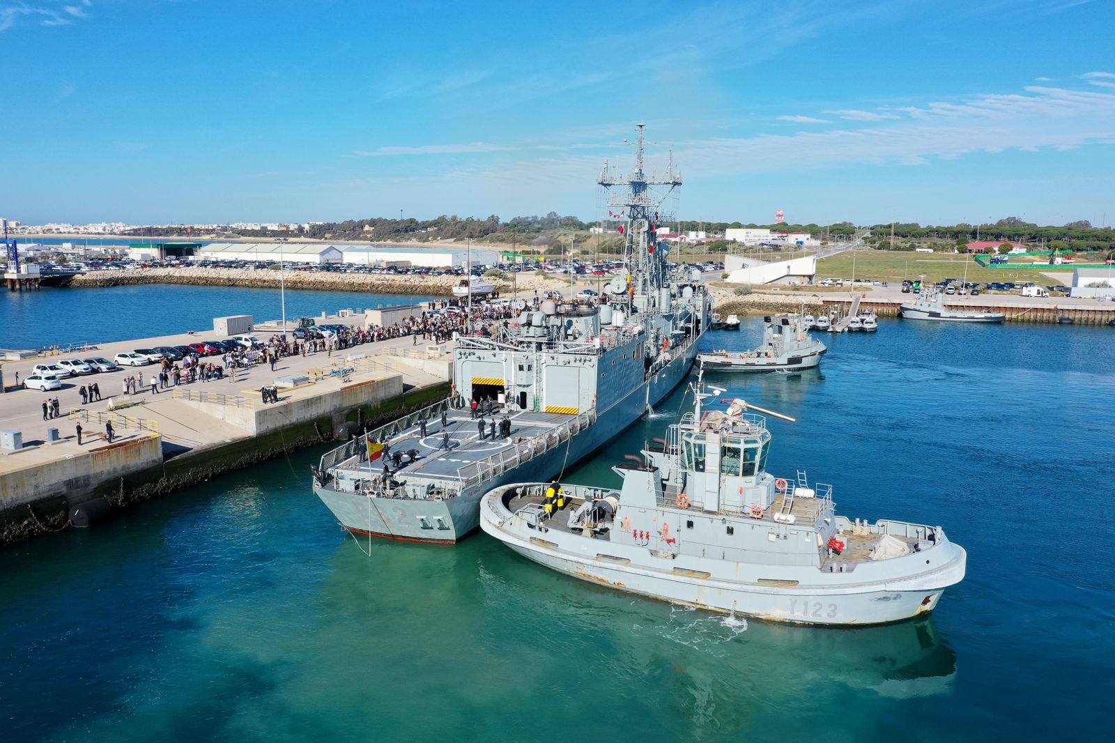 Fuerzas Armadas:  Imágenes del recibimiento a la fragata Victoria en Rota. ¿Te quieres casar conmigo?