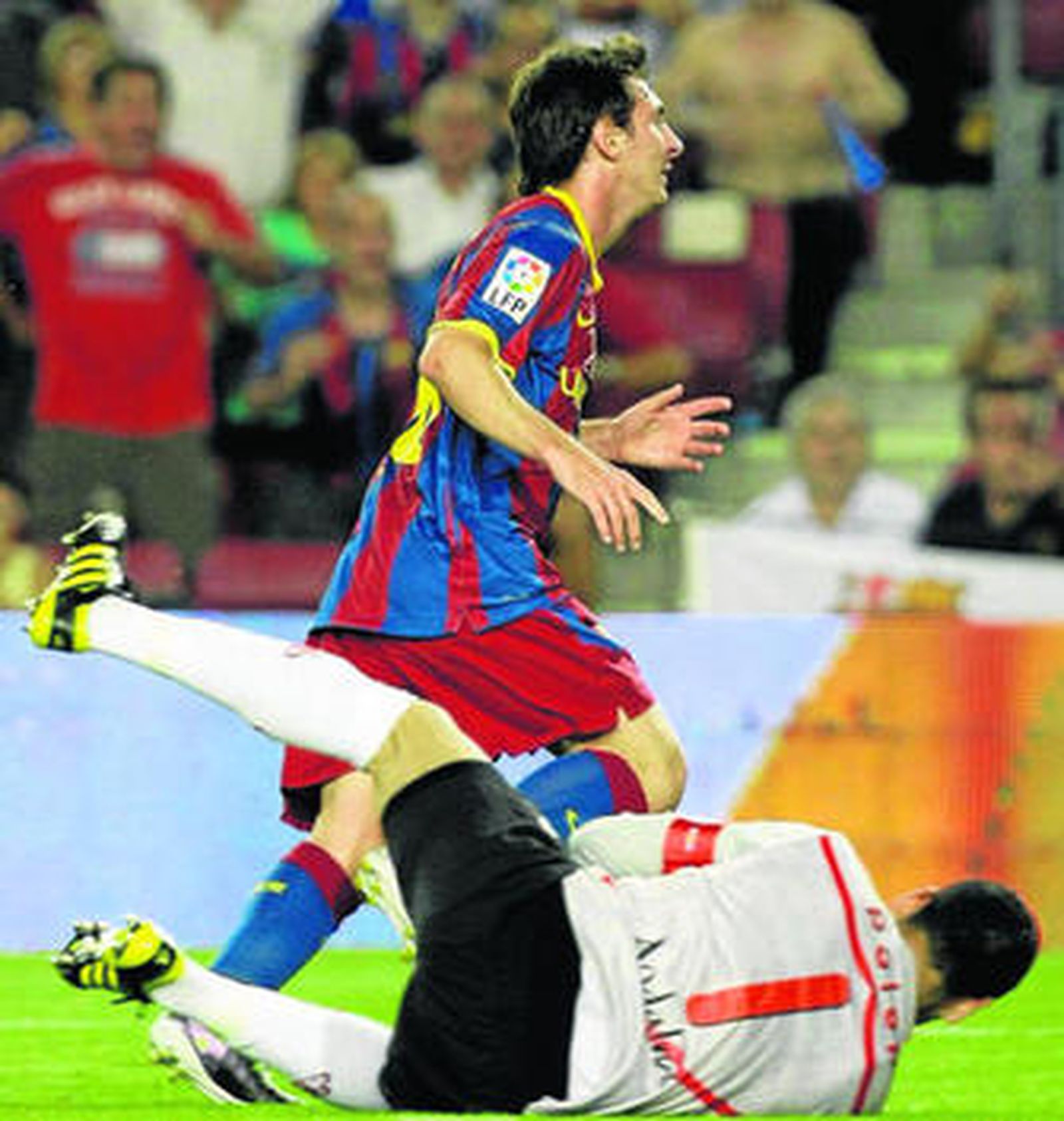 Messi se dispone a celebrar el segundo gol del Barcelona tras batir a Palop.