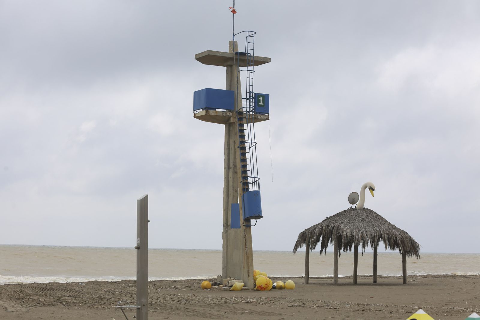 Playas cerradas en Torremolinos, la imagen del coronavirus en Málaga