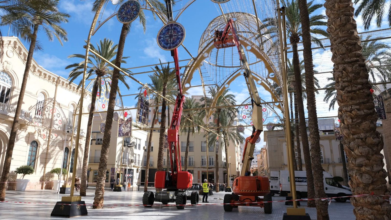 Tareas de desmontaje de la estructura del espectáculos de luces de la plaza de la Catedral.