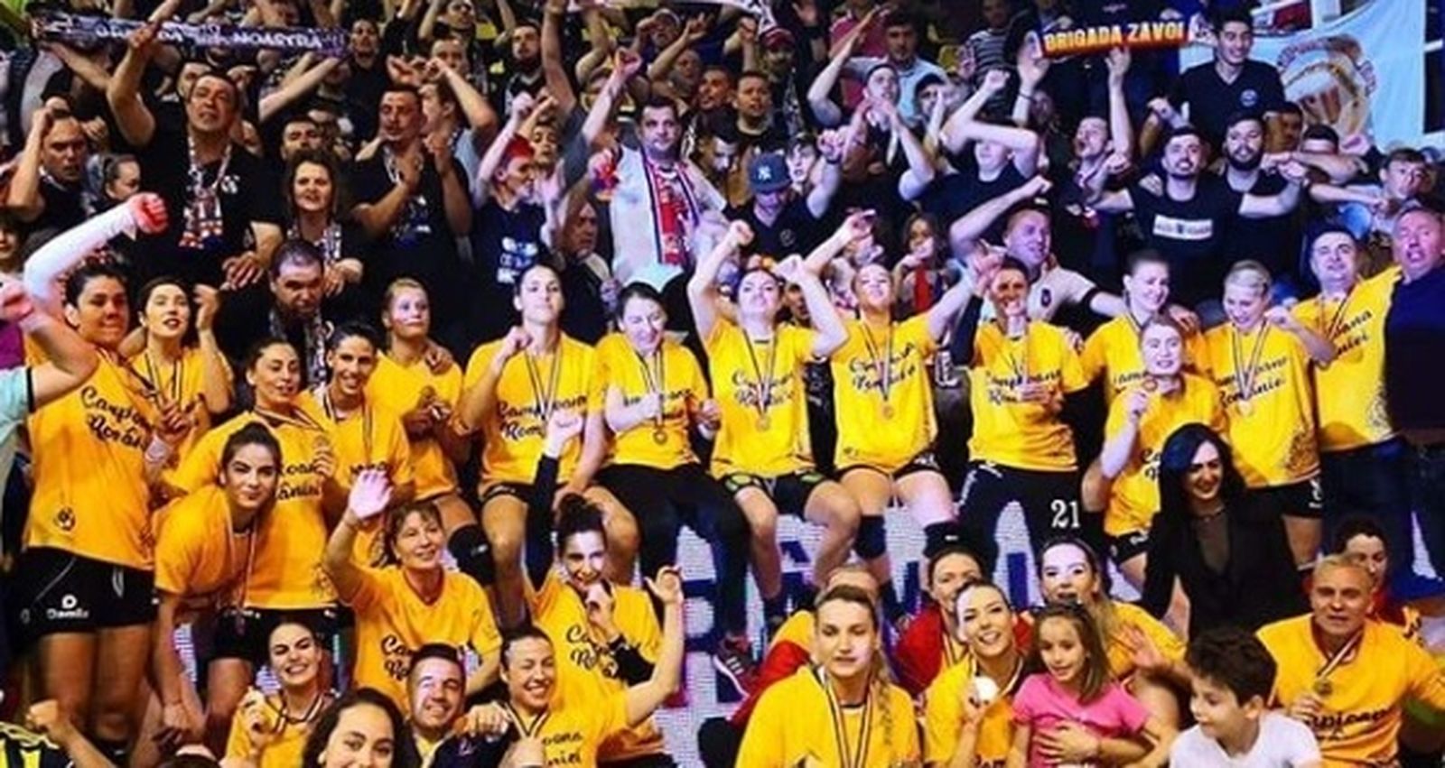 Marta López celebra el título con el Ramnicu Valcea.