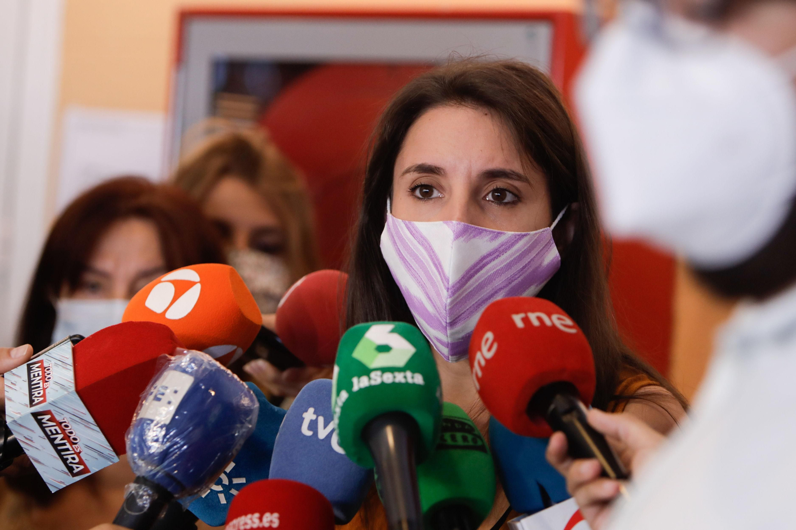 Irene Montero, atendiendo a la prensa.