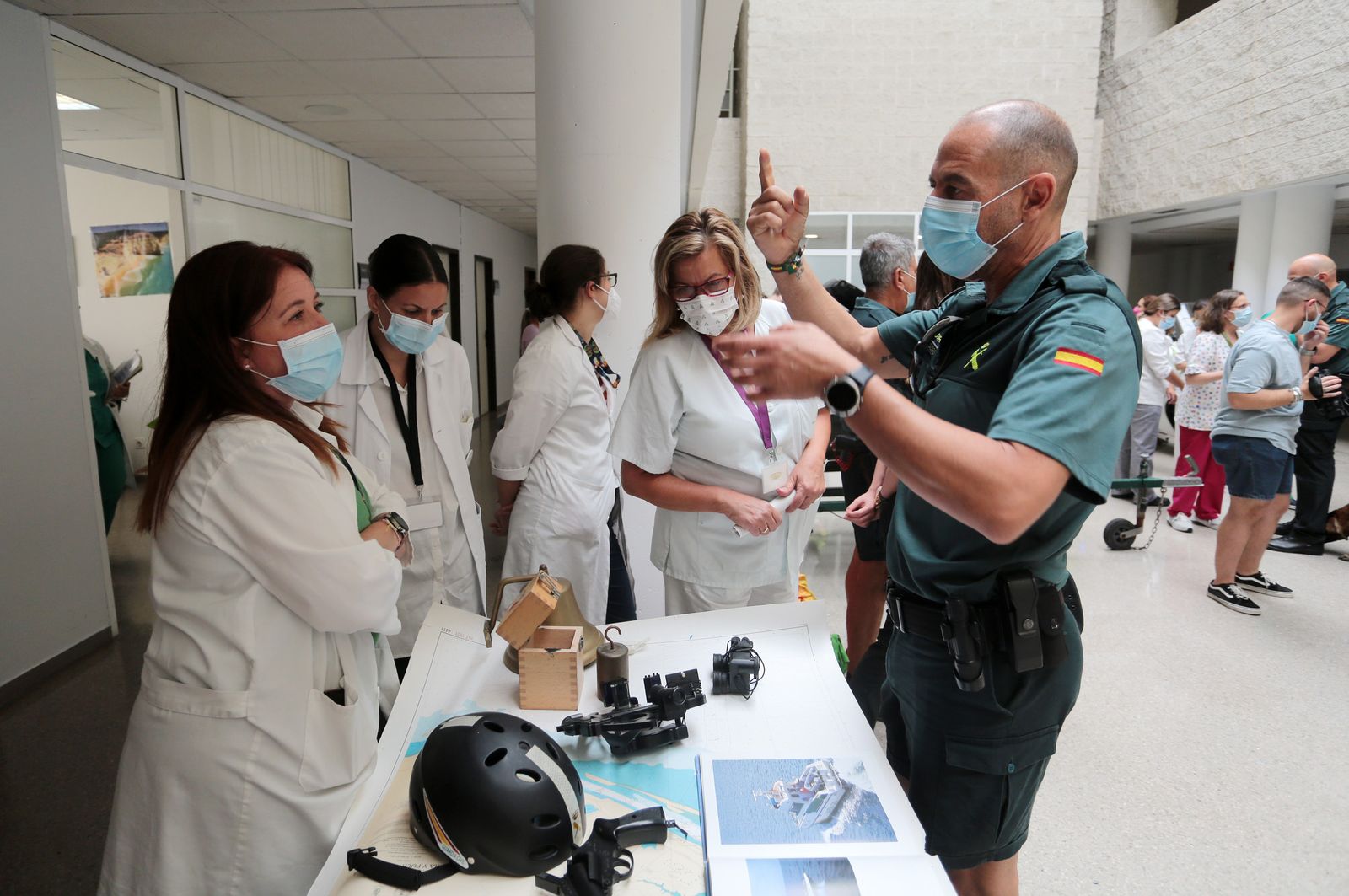 Imágenes de la exhibición de la Guardia Civil en el Hospital Juan Ramón Jiménez con motivo del 35 aniversario de la incorporación de la mujer