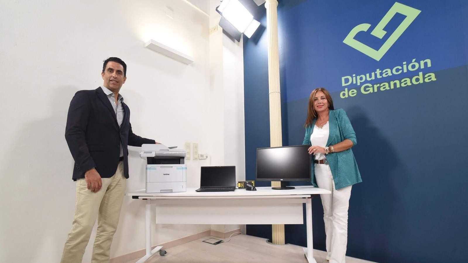 La diputada de Transparencia, Recursos Humanos y Administración Electrónica, Mónica Castillo, junto al CEO de Innovasur, José Prieto