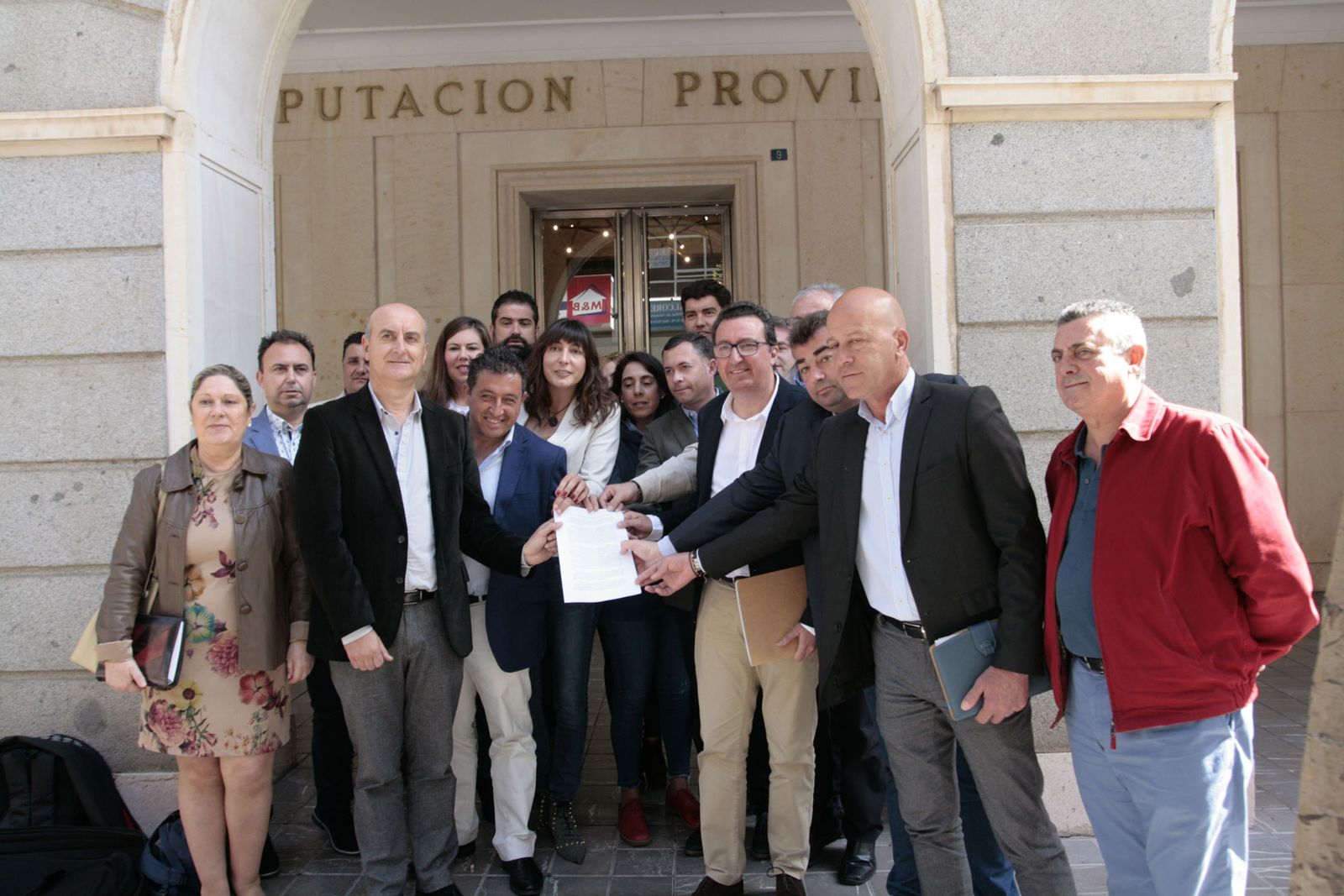 Loles López y Manuel Andrés González, antes de registrar la carta en la Diputación junto a alcaldes populares y de partidos independientes.