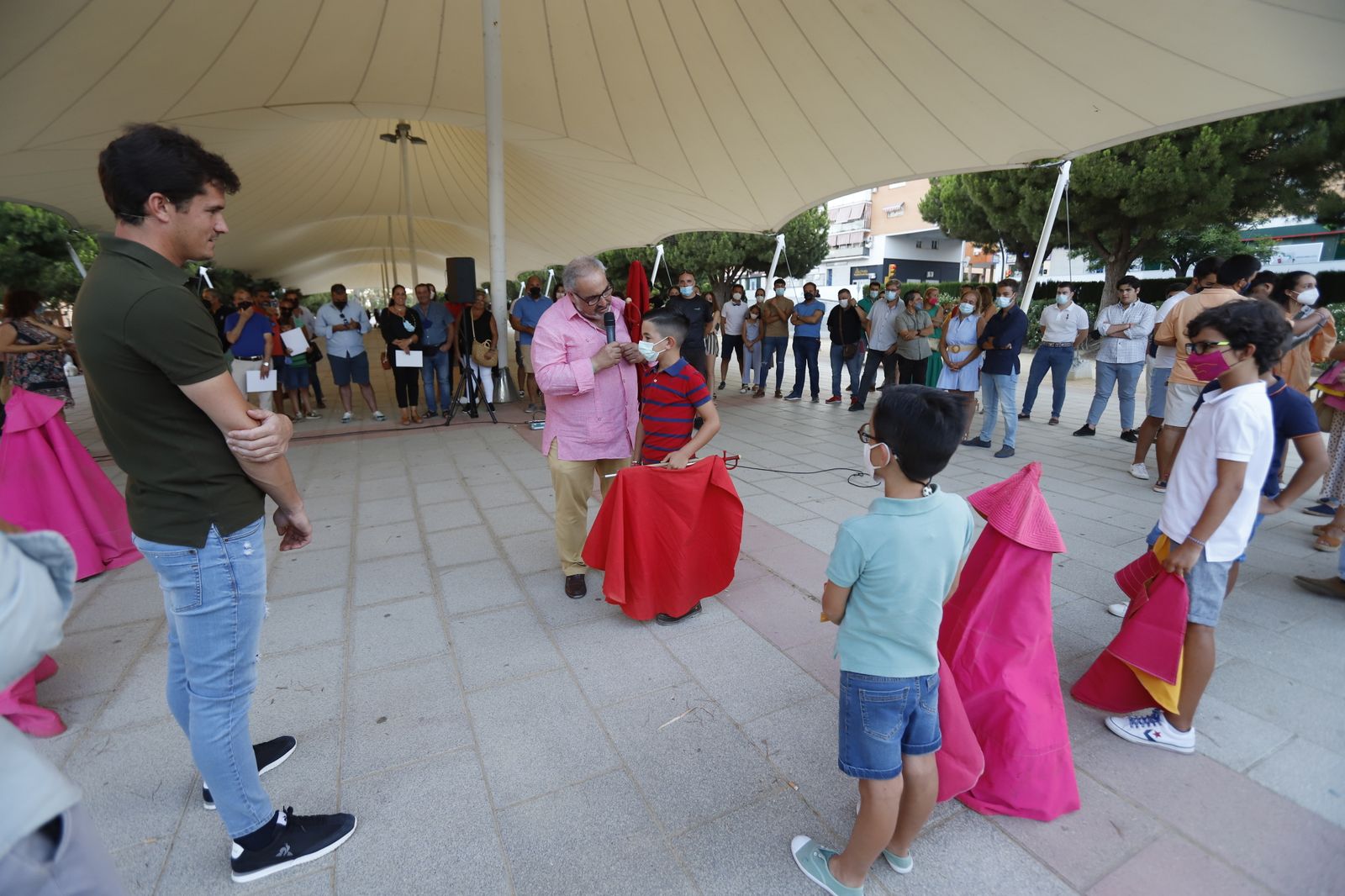 El diestro Daniel Luque lleva a cabo la 'Escuela de Toreo en las calles de Huelva'