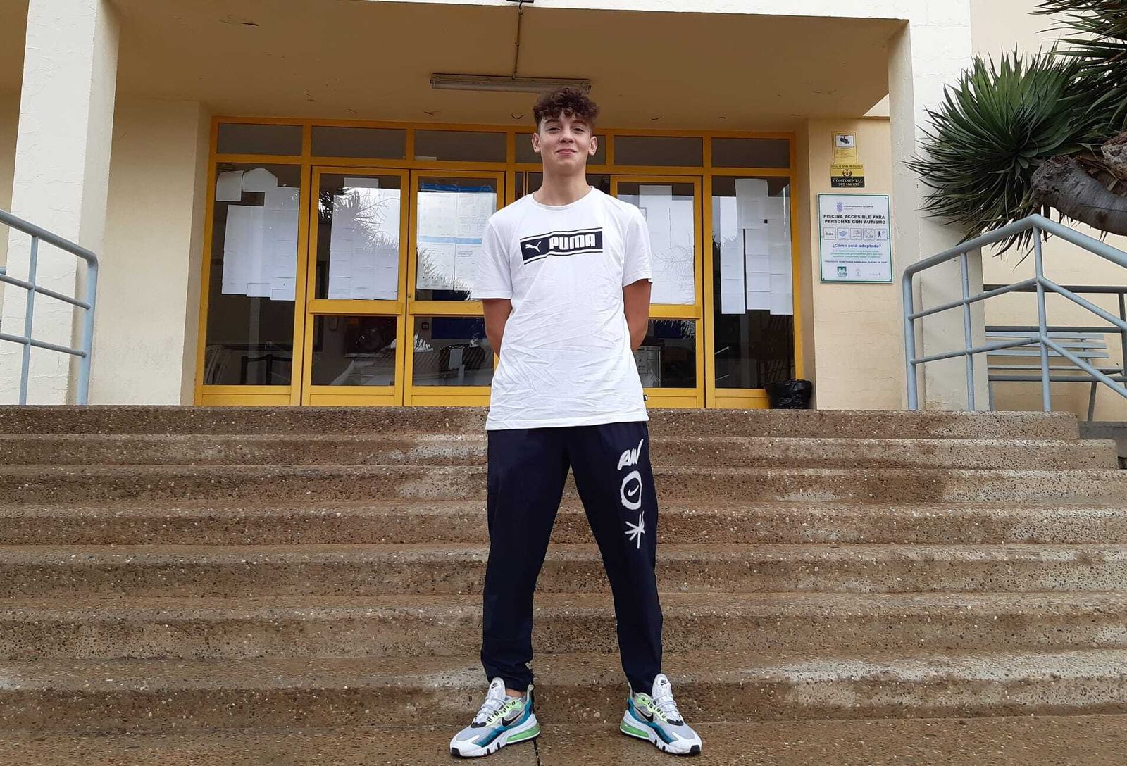 René Girasole, en la escalinata de la piscina José Laguillo.