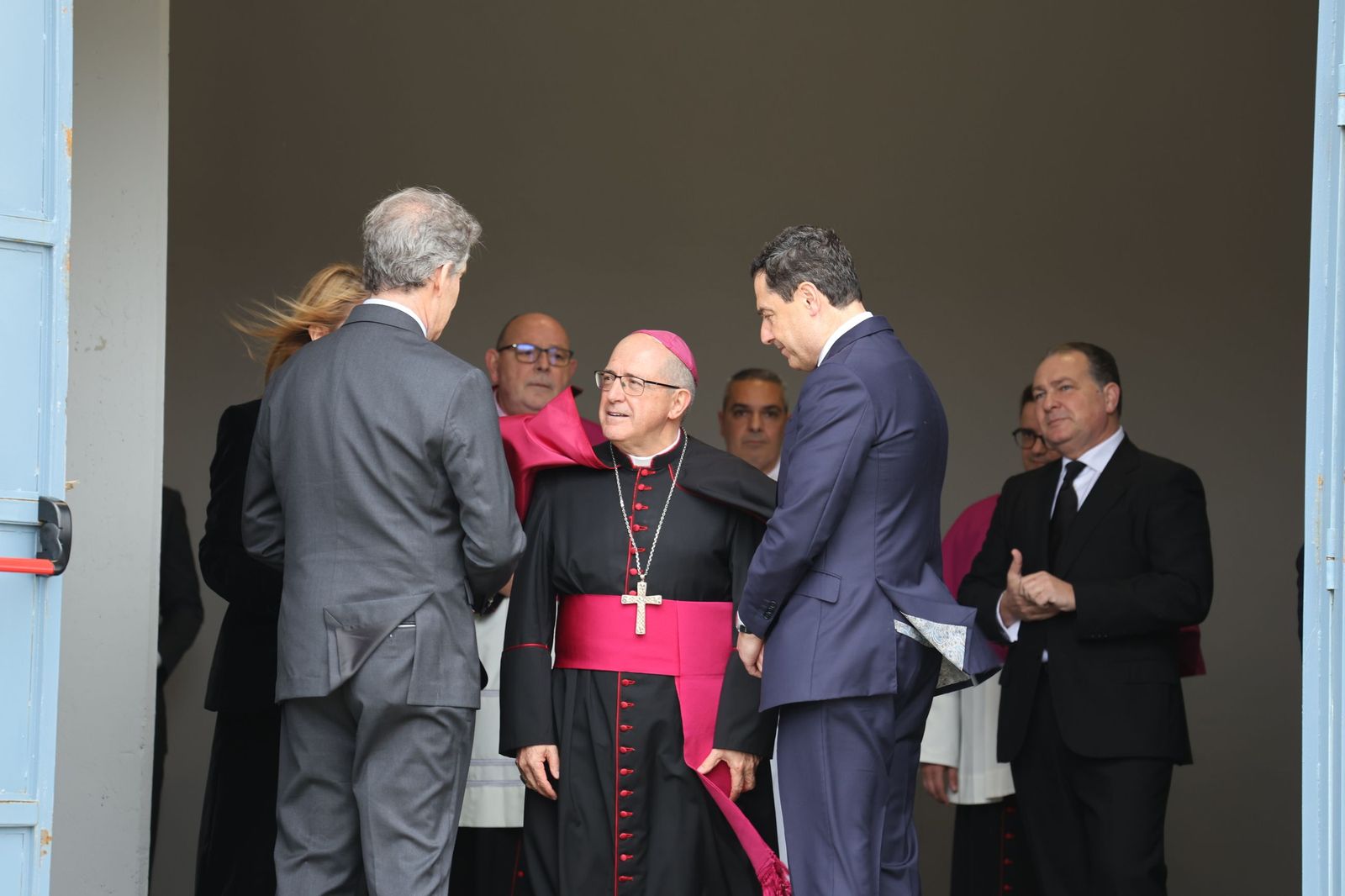 Fotografías de la llegada de Juanma Moreno, Feijóo y todas las autoridades al funeral por las víctimas de Adamuz en Huelva