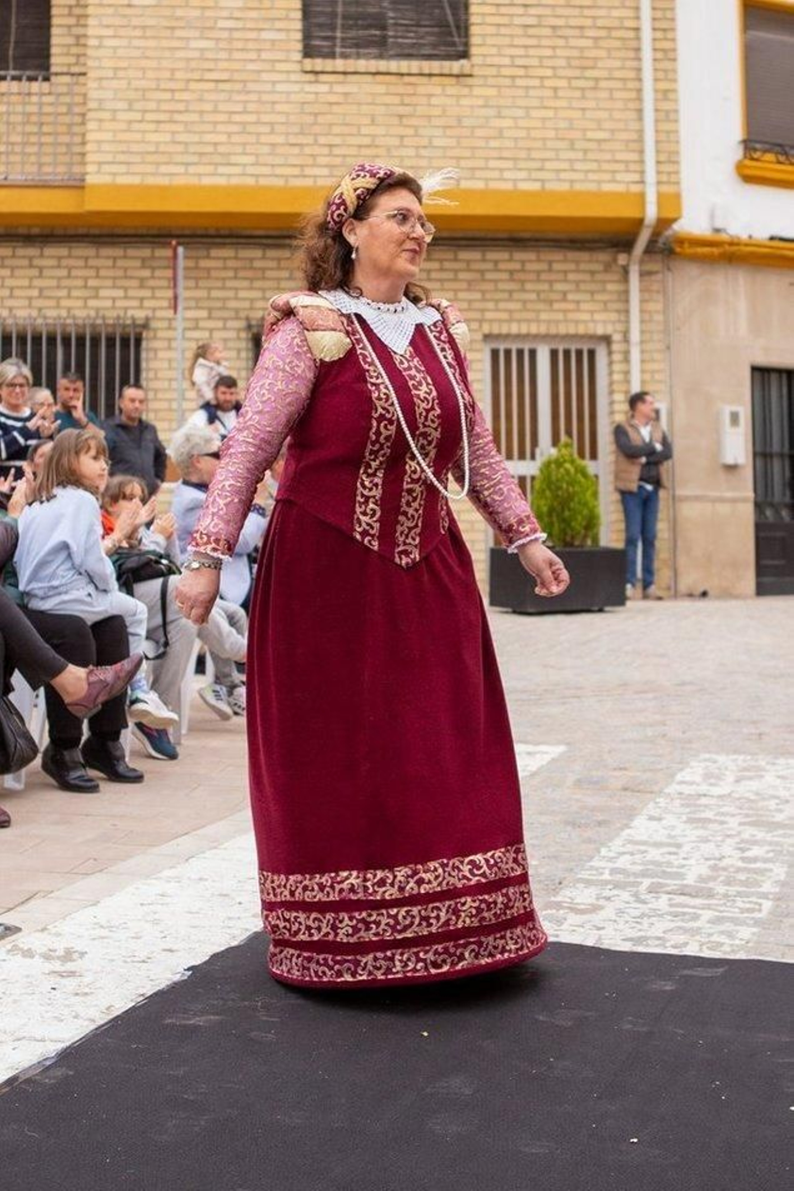 Desfile de los trajes renacentistas confeccionados por mujeres de Cazalilla.