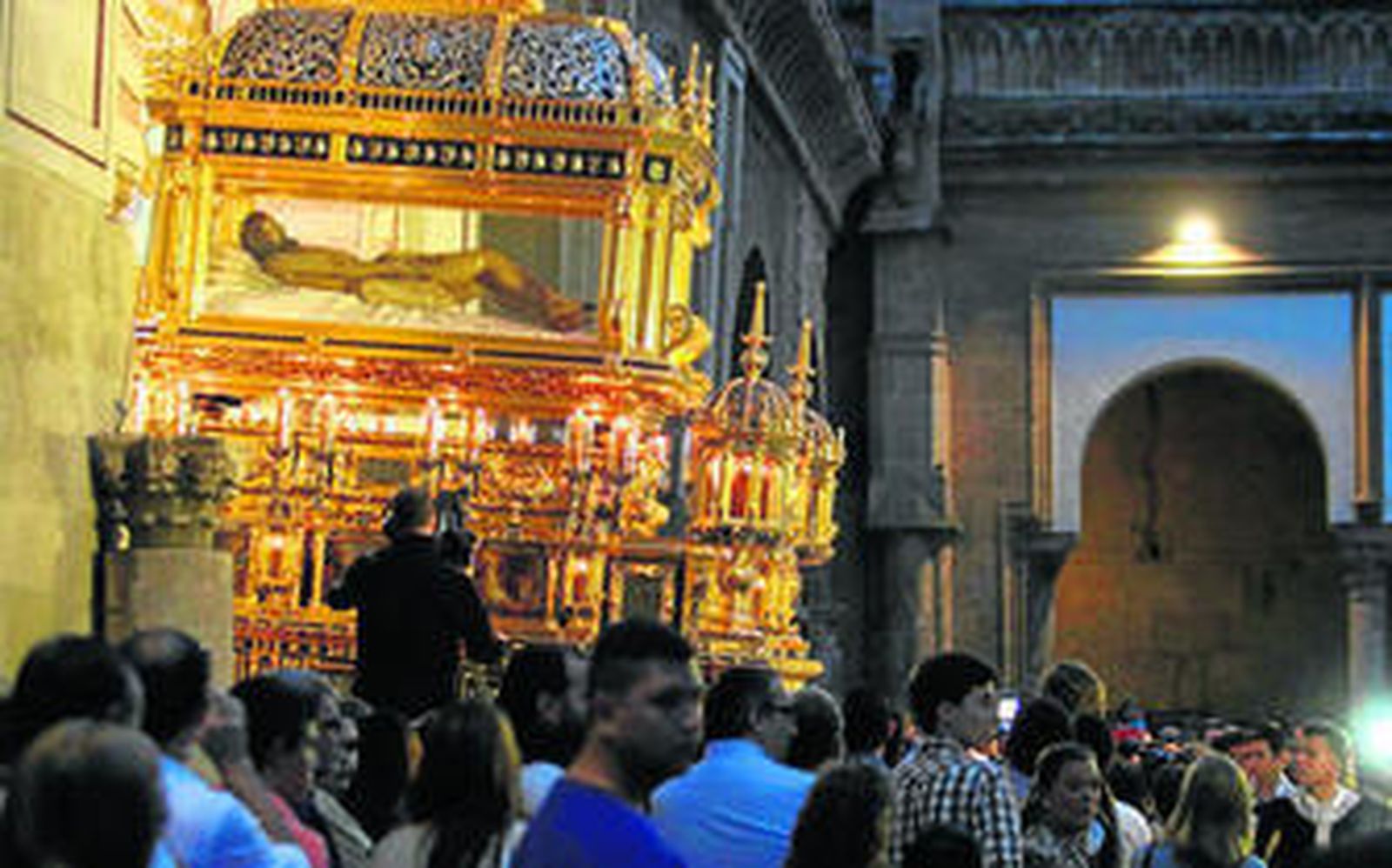 El primer paso del Sepulcro en su salida de la Catedral.