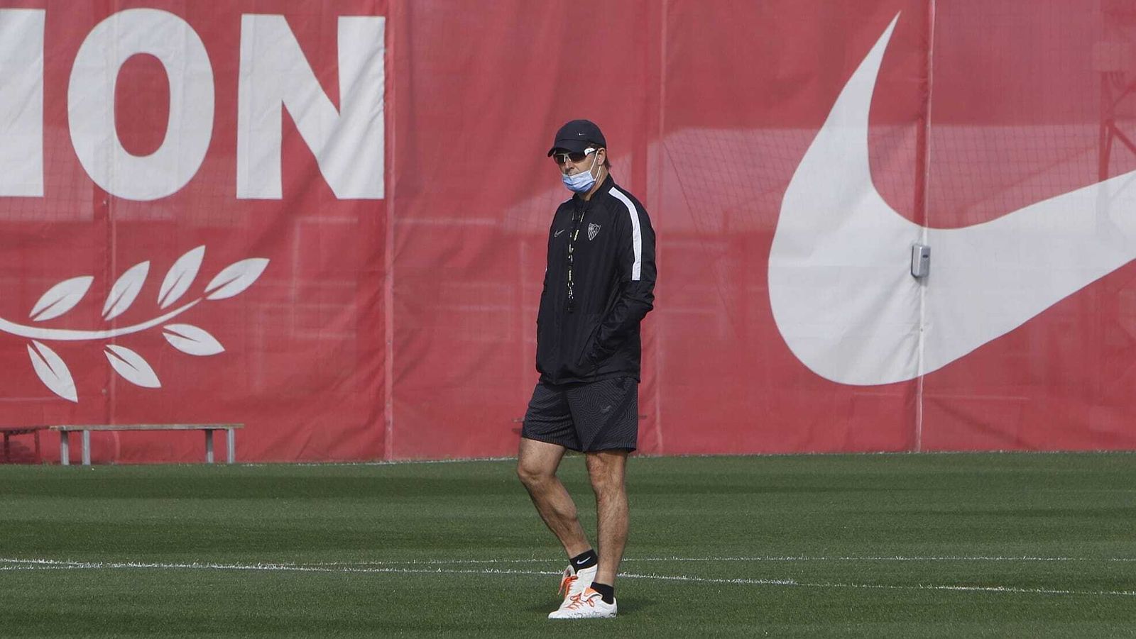 Lopetegui, reflexivo en la ciudad deportiva del Sevilla.