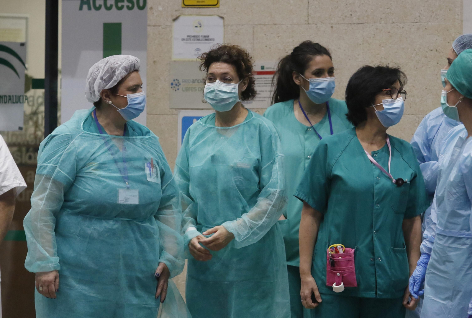 Los profesionales del Hospital Reina Sofía de Córdoba devuelven los aplausos de los cordobeses