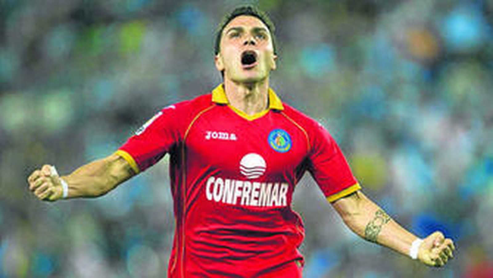 El delantero asturiano Colunga celebra uno de los dos goles que hizo en Cornellà.