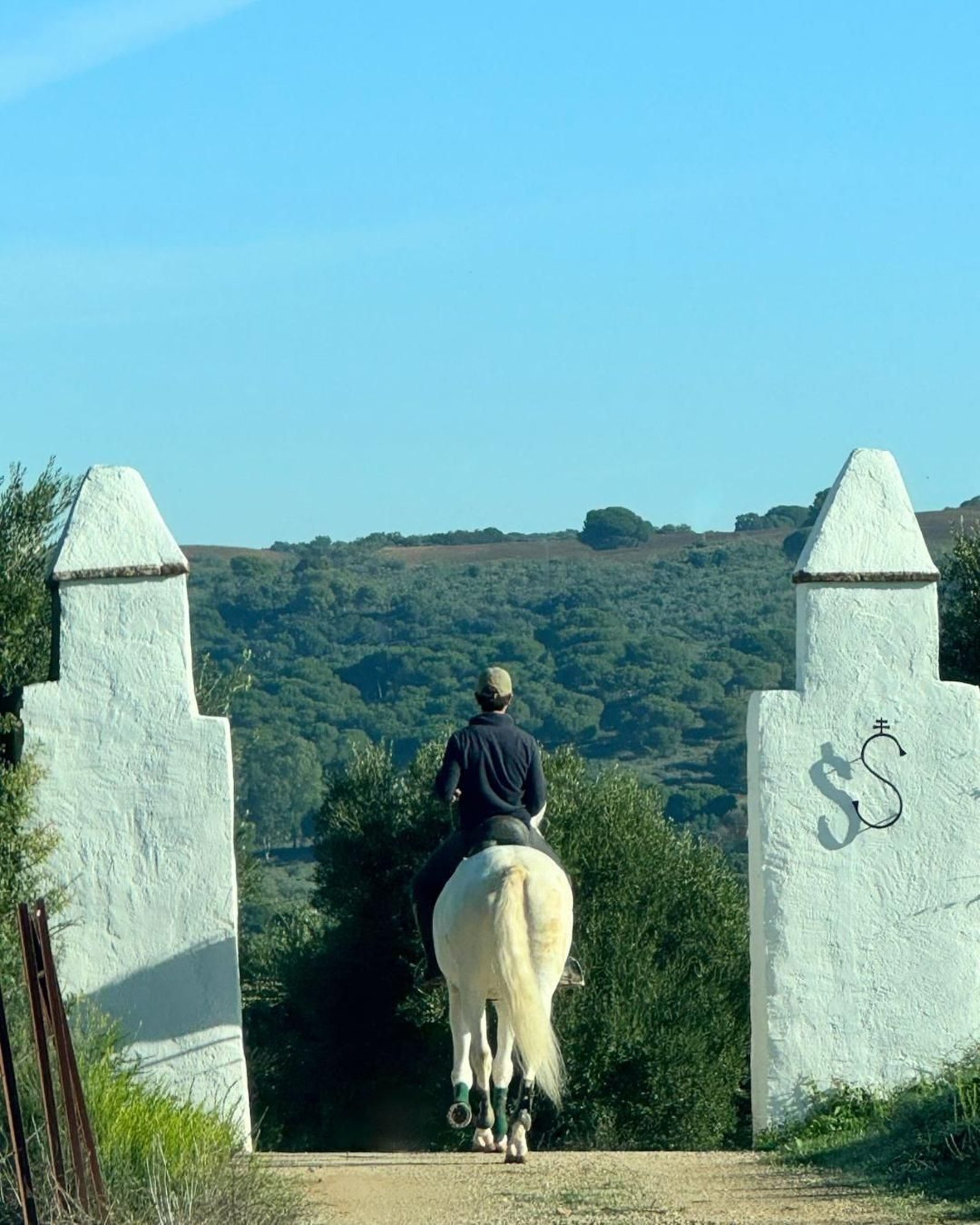El propietario, a la entrada de la finca.