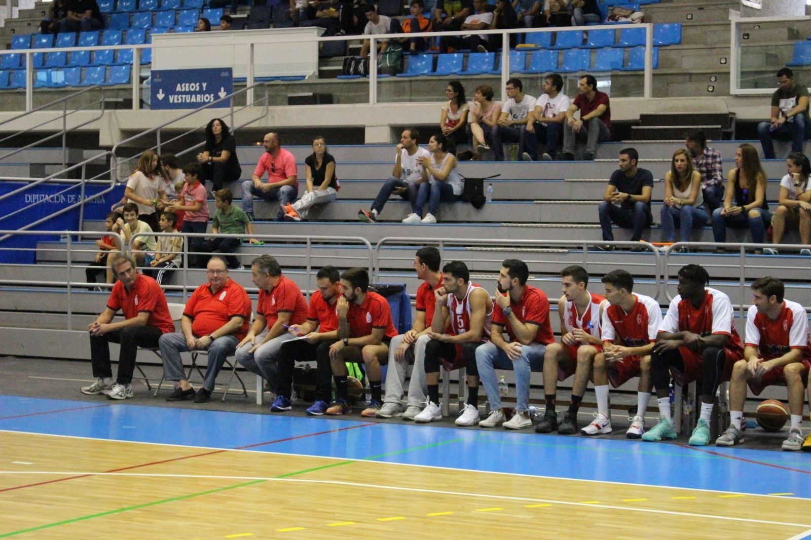 José González, primero por la izquierda, dirige un encuentro de su equipo