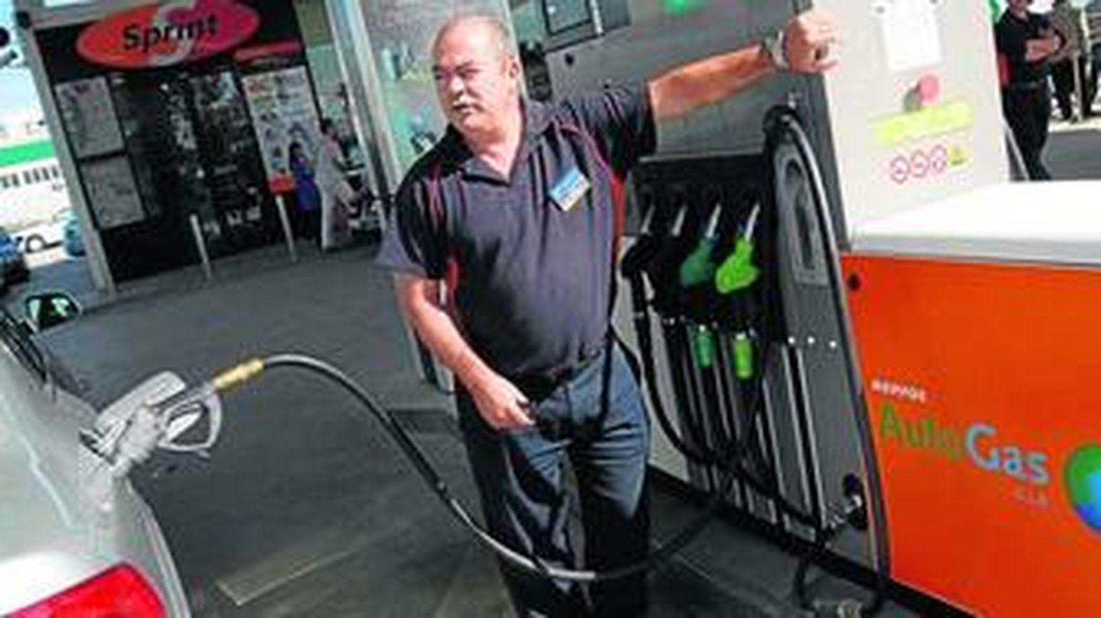 Un hombre reposta en un surtidor de autogas instalado en el polígono Guadalhorce de la capital.