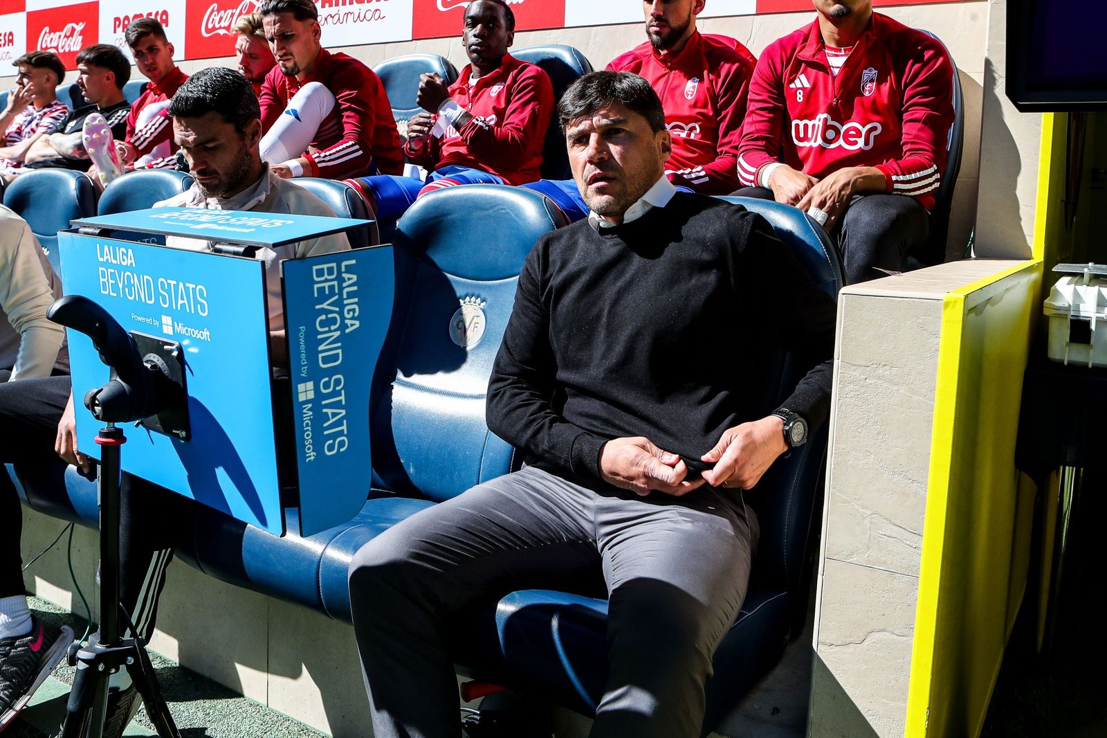 Alexander Medina junto a Jorge Molina en el banquillo