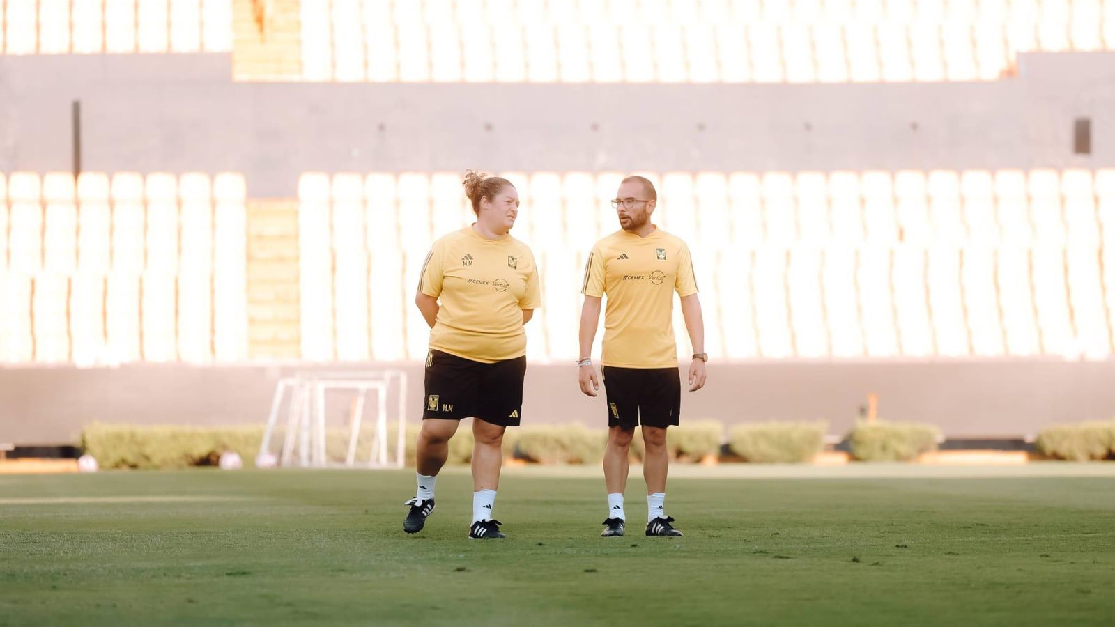 El almeriense junto a Milagros Martínez, la entrenador de Tigres Femenil, durante una sesión de entrenamiento.