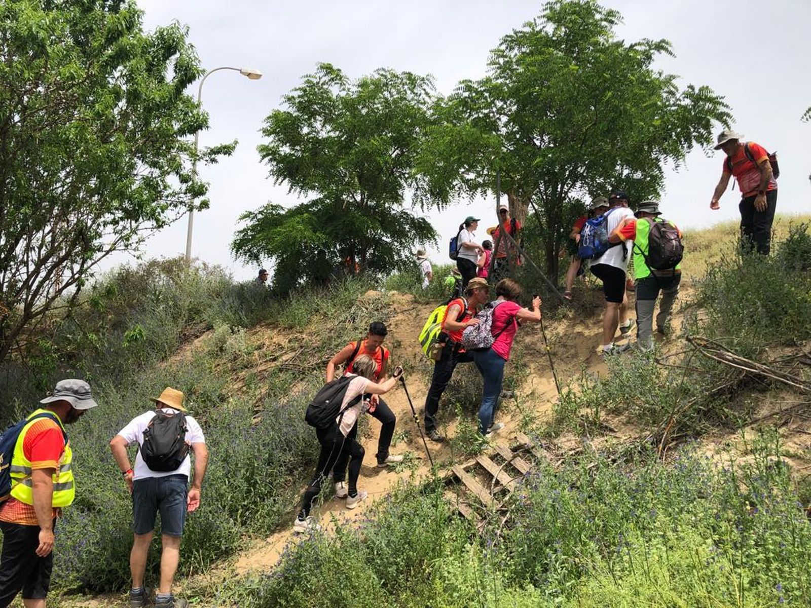 Otura acoge a unos 300 senderistas de la provincia con la Ruta de Boabdil