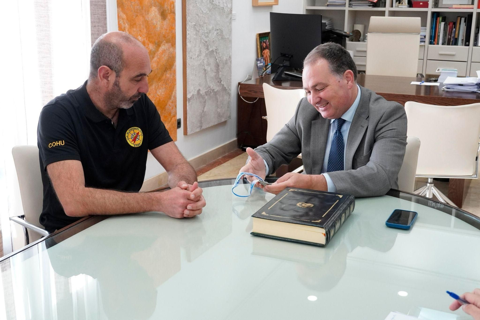 Sergio Martín muestra su medalla a David Toscano, presidente de la Diputación de Huelva.