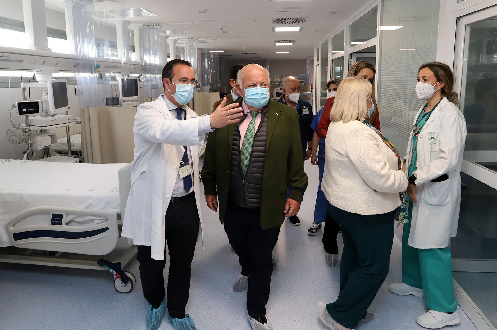 El consejero de Salud Jesús Aguirre visita las nuevas instalaciones del Hospital Juan Ramón Jiménez, en imágenes