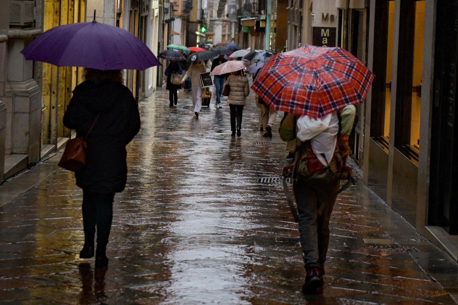 Los registros de casos actuales son similares a la tercera ola del pasado invierno.