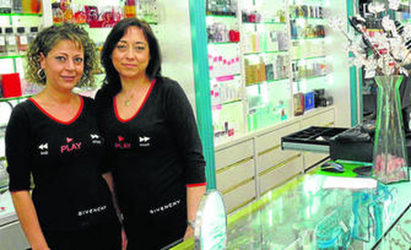 María Dolores Muro y su compañera en la Perfumería Charlie.