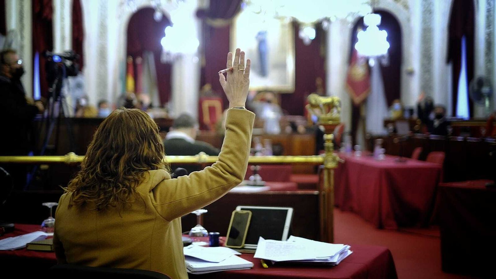 La portavoz del PSOE, Mara Rodríguez, emite su voto en uno de los puntos del pleno de este viernes en el Ayuntamiento de Cádiz.