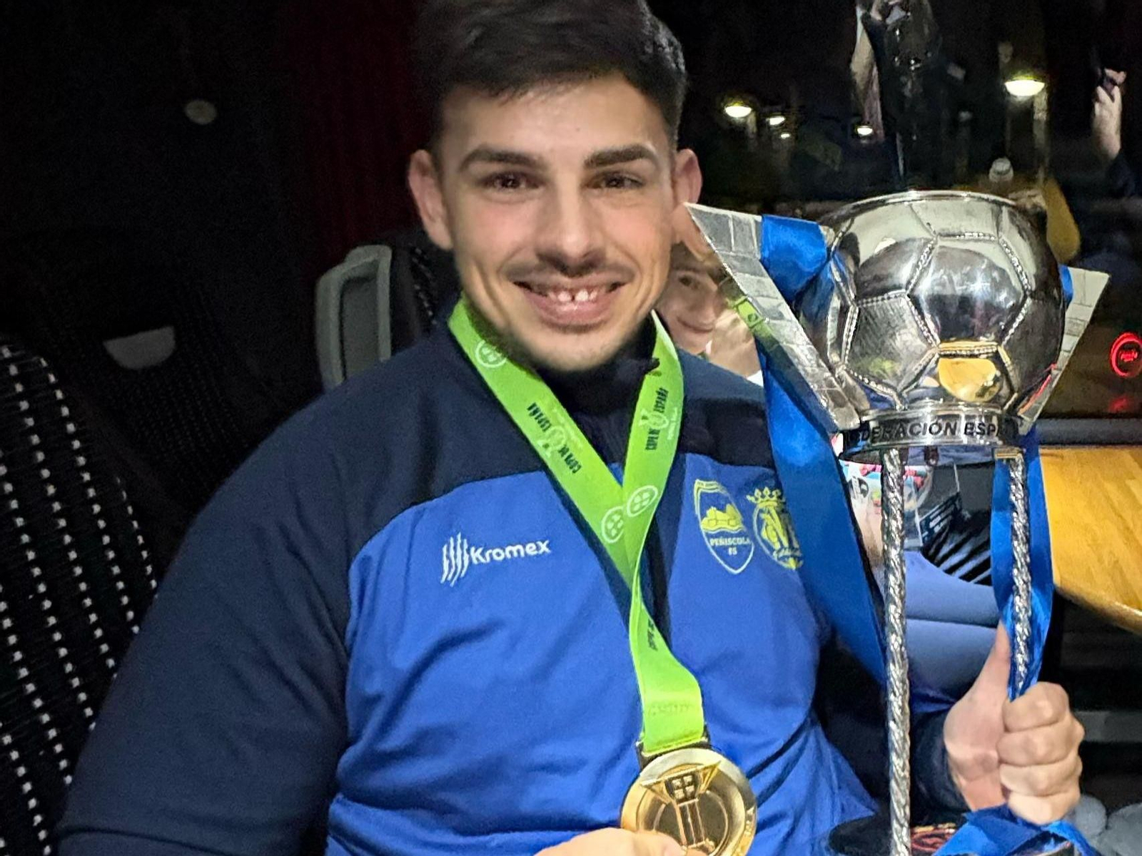 Rafa López posa con el trofeo y la medalla de campeón de Copa de España.