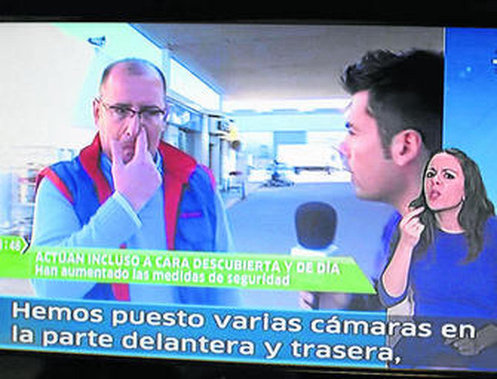Captura de televisión de una emisión de Canal Sur de ayer, con la intérprete de lenguaje de signos a la derecha.