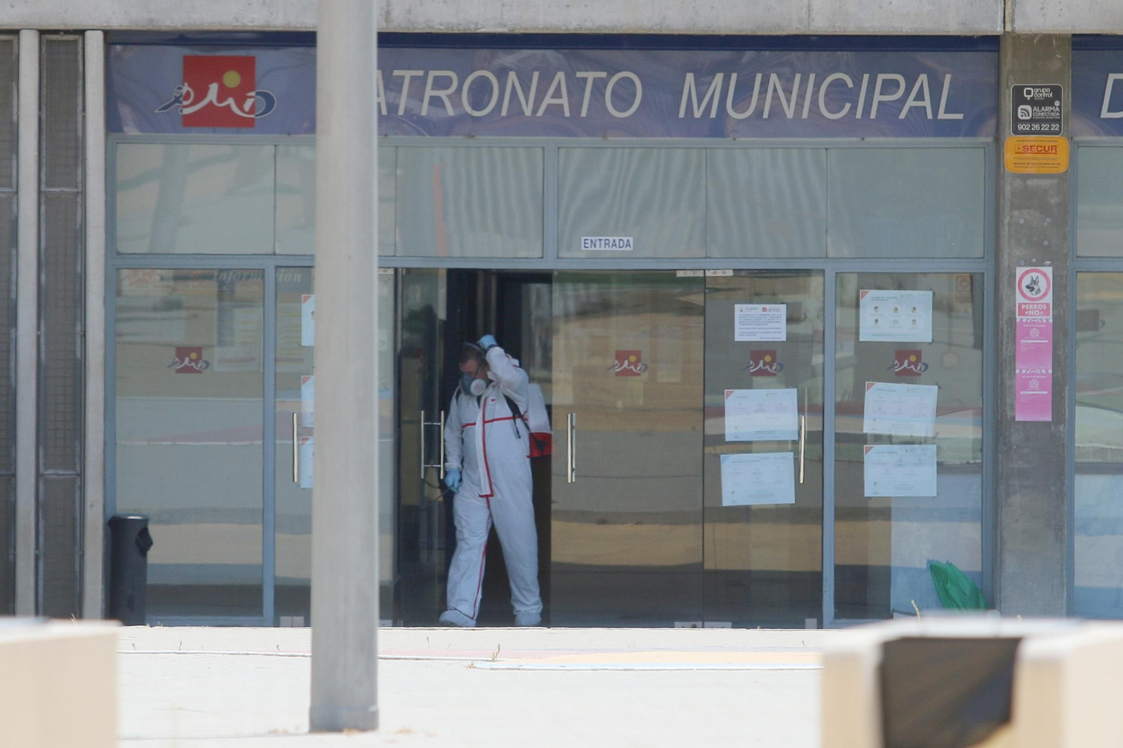 Las imágenes de la desinfección del Estadio del Mediterráneo