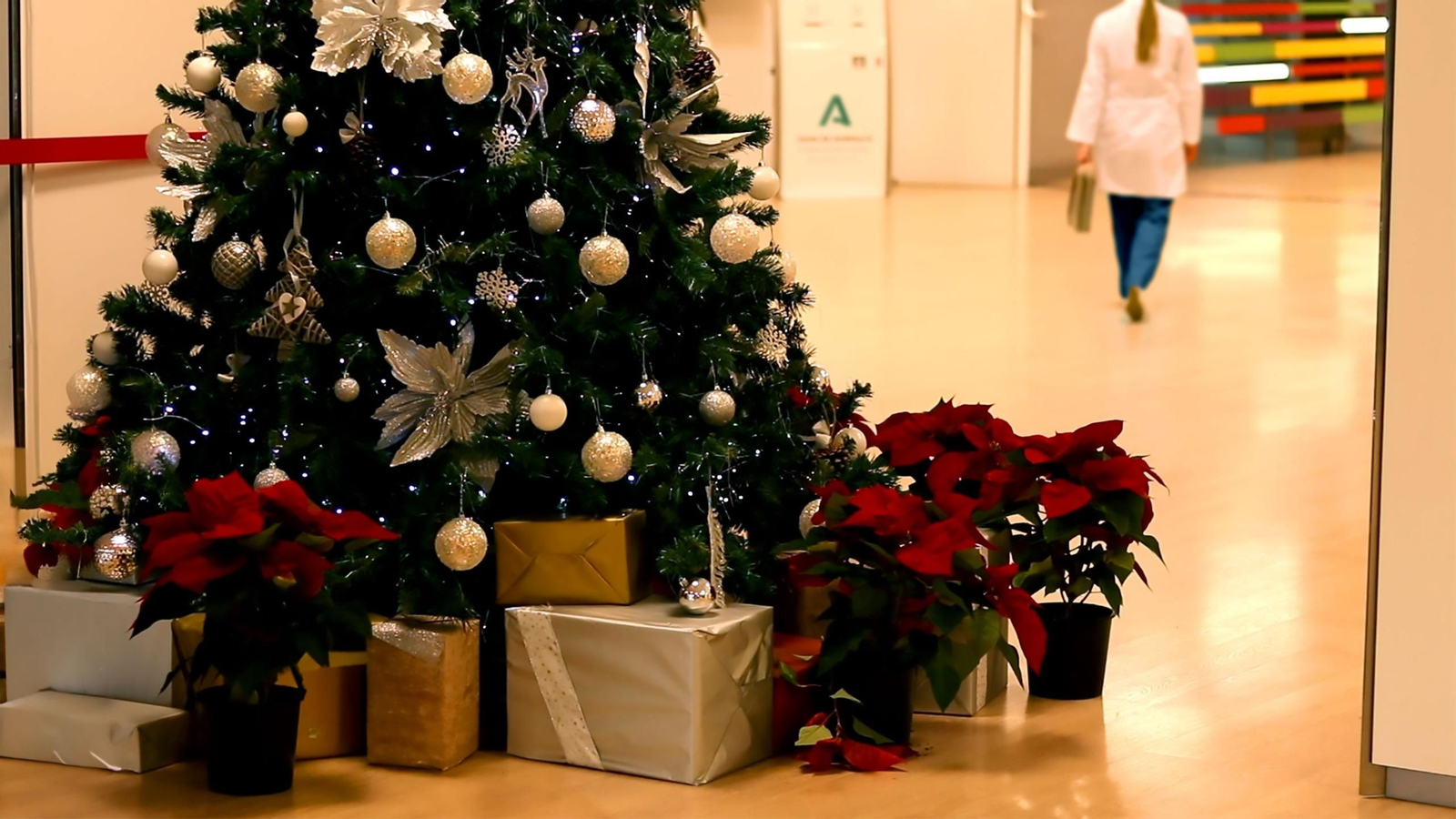 El árbol de Navidad en el hall de entrada del Hospital Virgen Macarena.