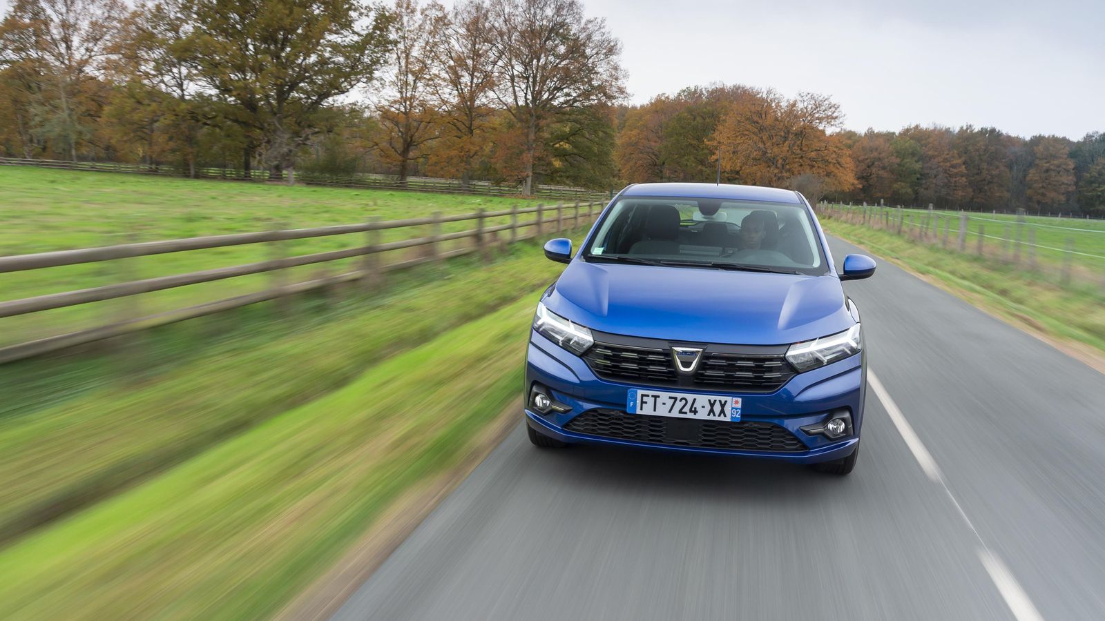 Es más ancho y, con los grupos ópticos más cerca de las esquinas o con la parrilla más ancha, también se siente más grande.