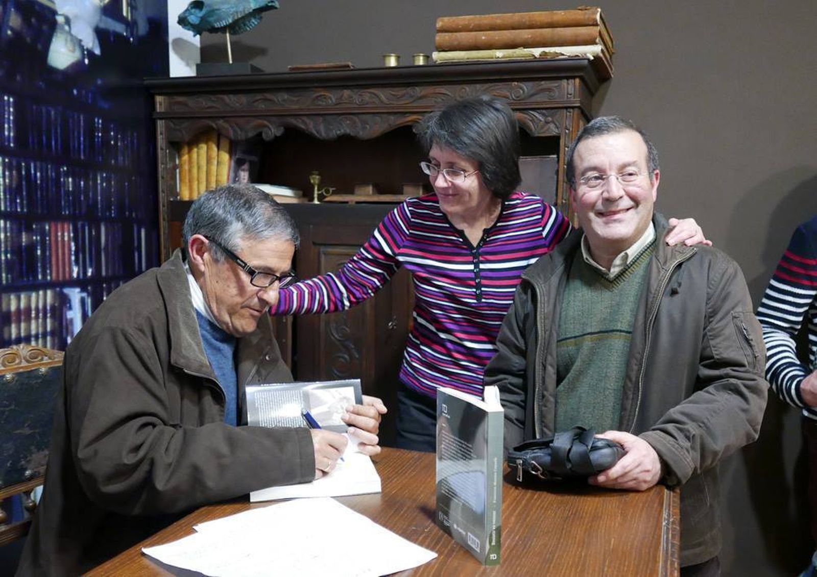 El autor, durante una firma de autógrafos de su libro.