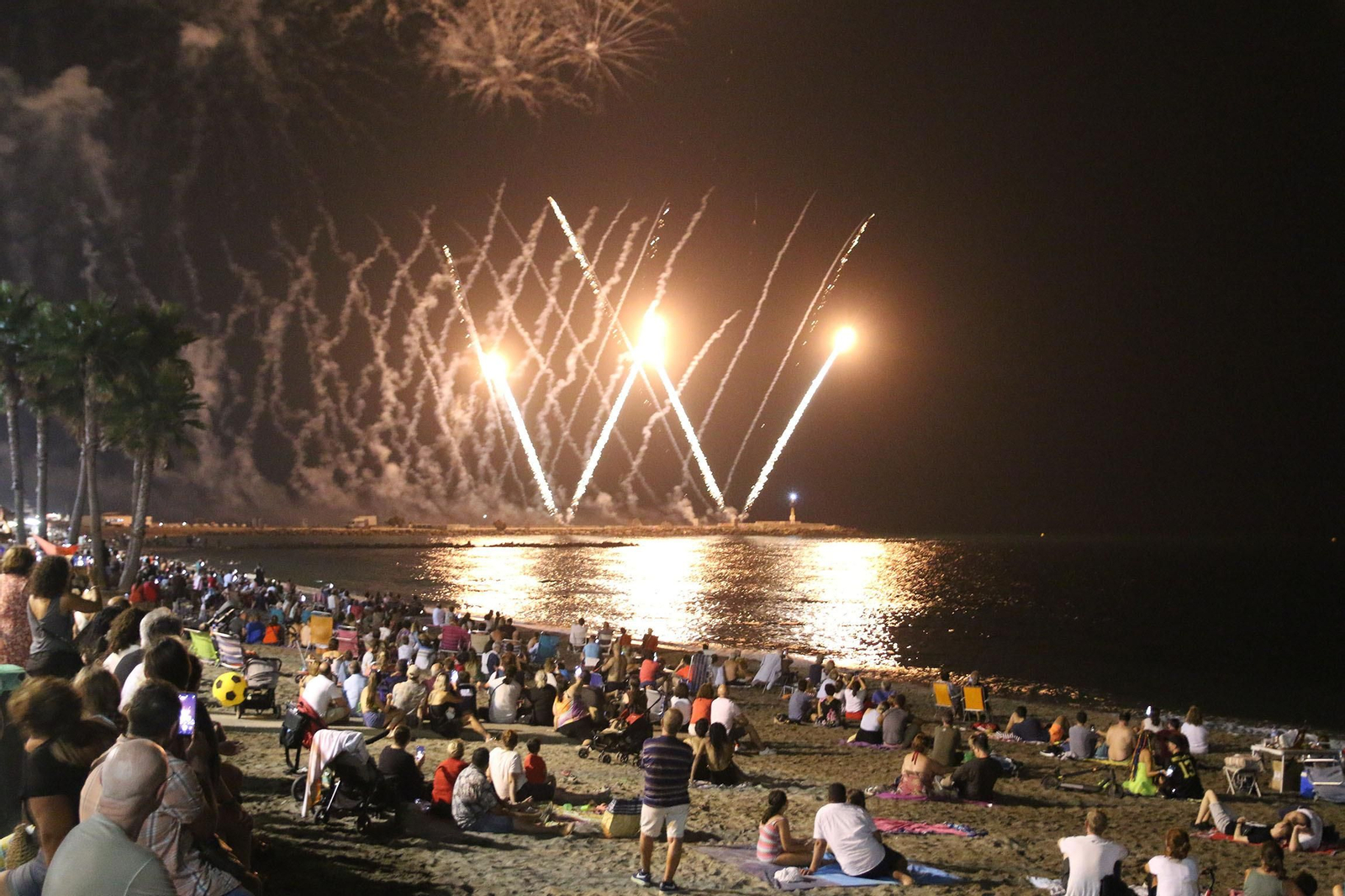 Las imágenes de los fuegos artificiales que han cerrado la Feria de Almería 2023