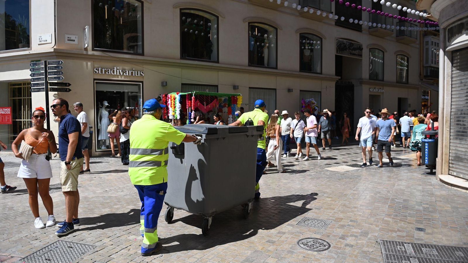 Operarios de Limasam recogen un contenedor.