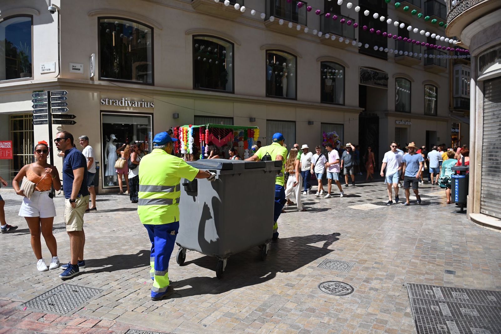 Operarios de Limasam recogen un contenedor.