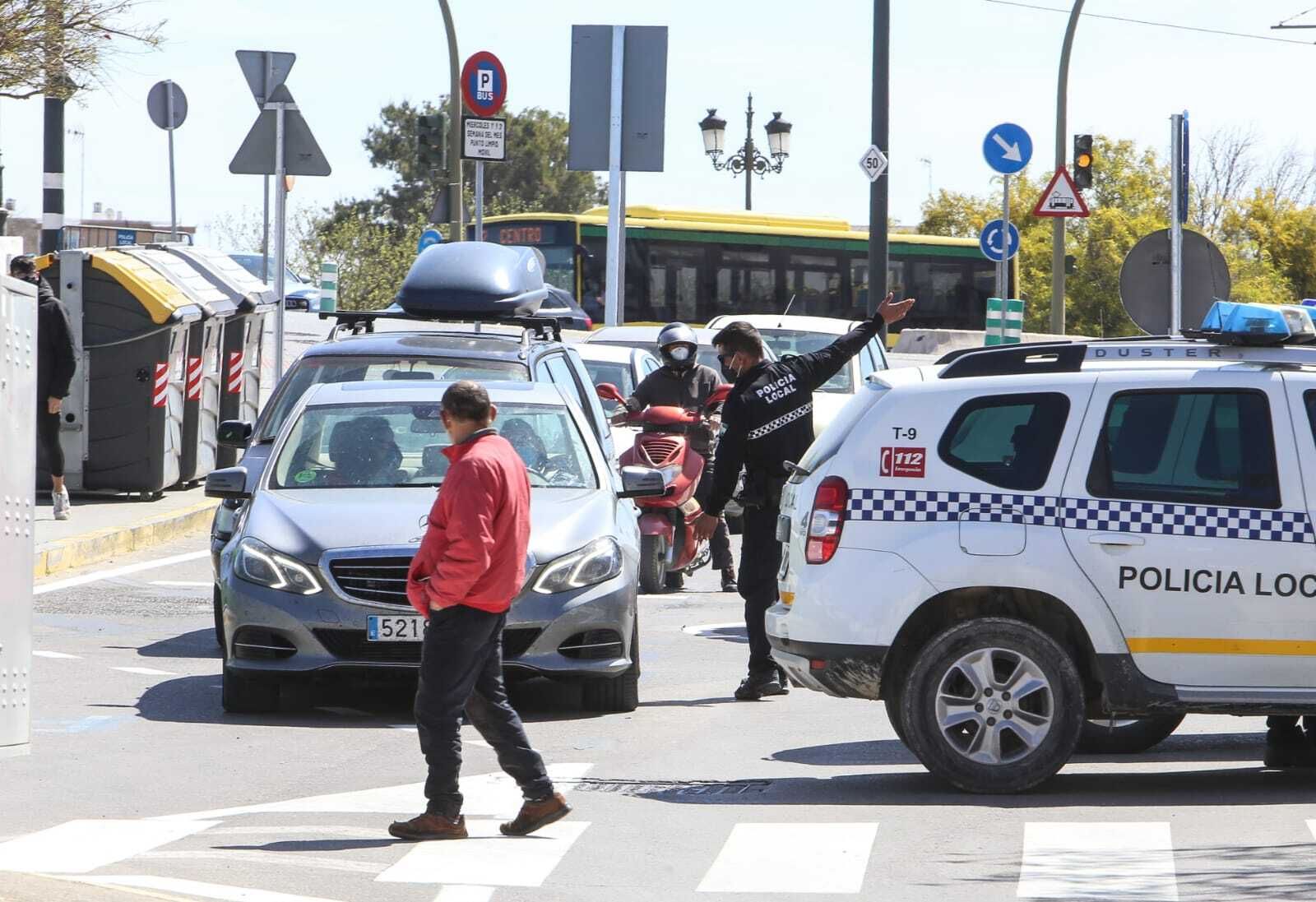 La Policía Local desvía el tráfico en la entrada a la Alameda.