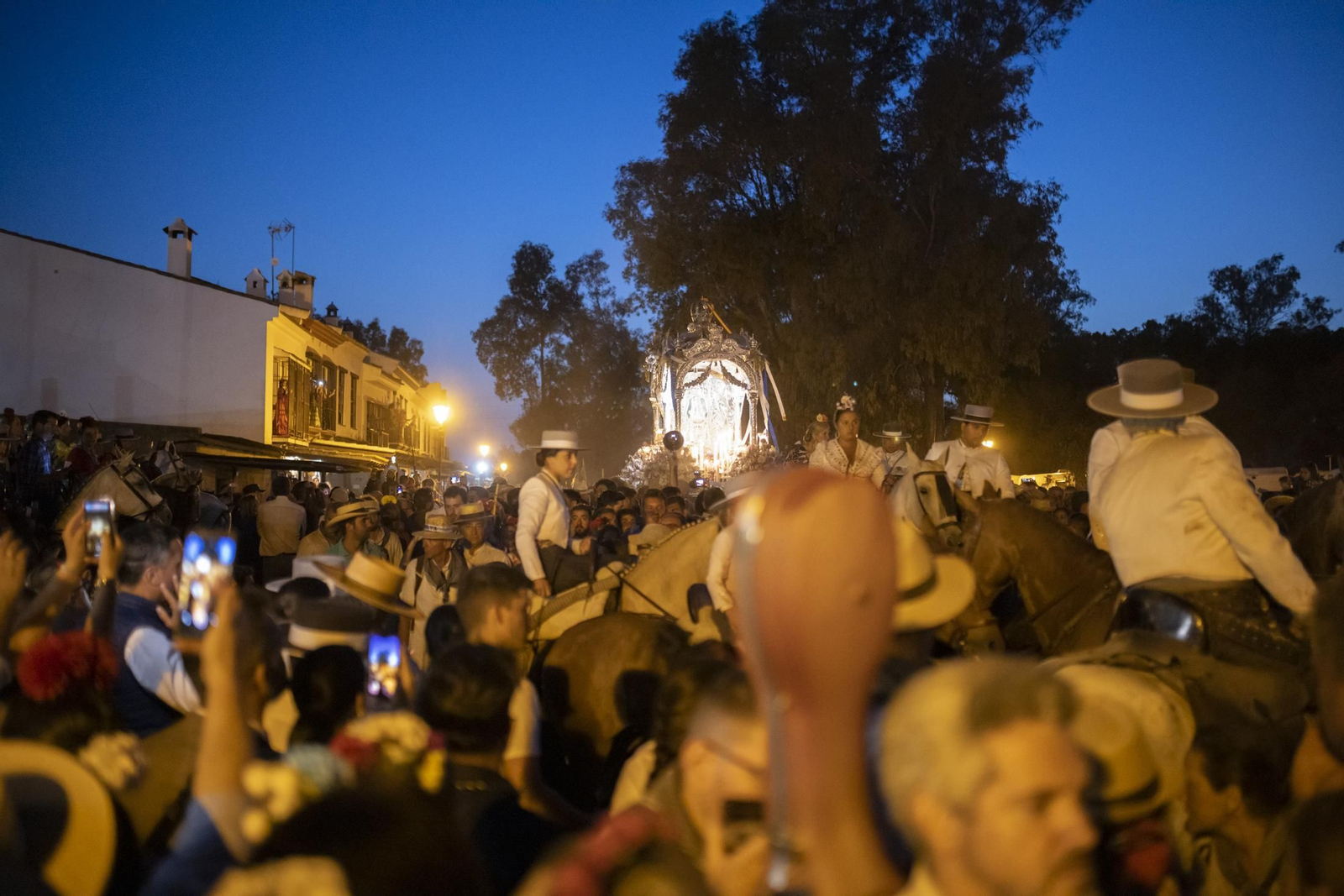 El Rocío 2023: Imágenes de la entrada de la Hermandad de Huelva en El Rocío