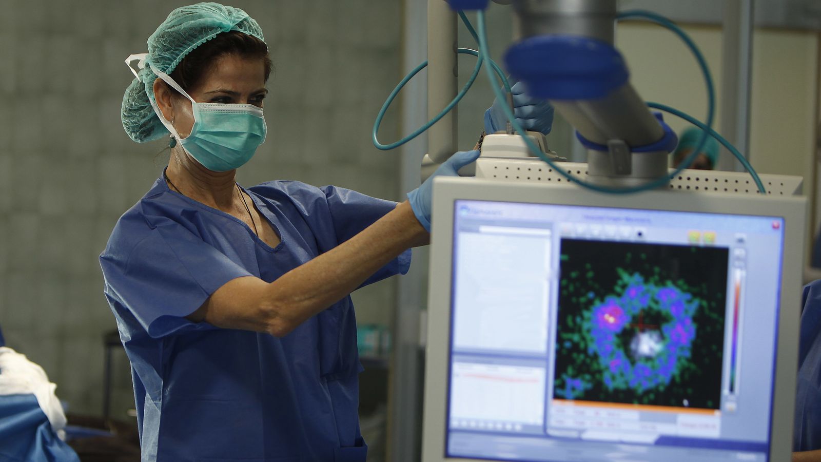 La doctora Cambil ulizando tecnología de Medicina Nuclear en el Hospital Macarena.
