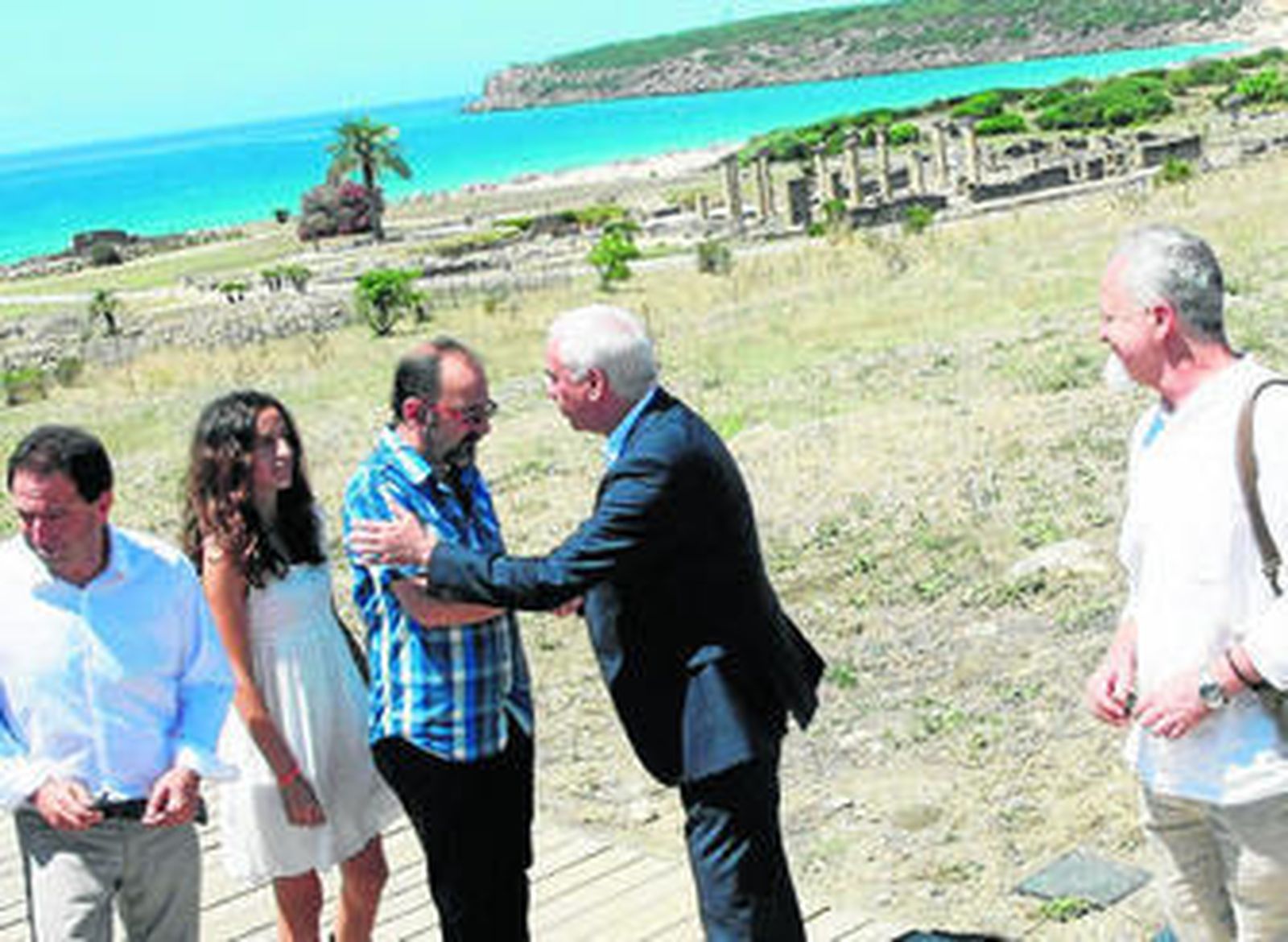 Imagen del consejero de Cultura, Luciano Alonso, durante su visita ayer a Baelo Claudia.