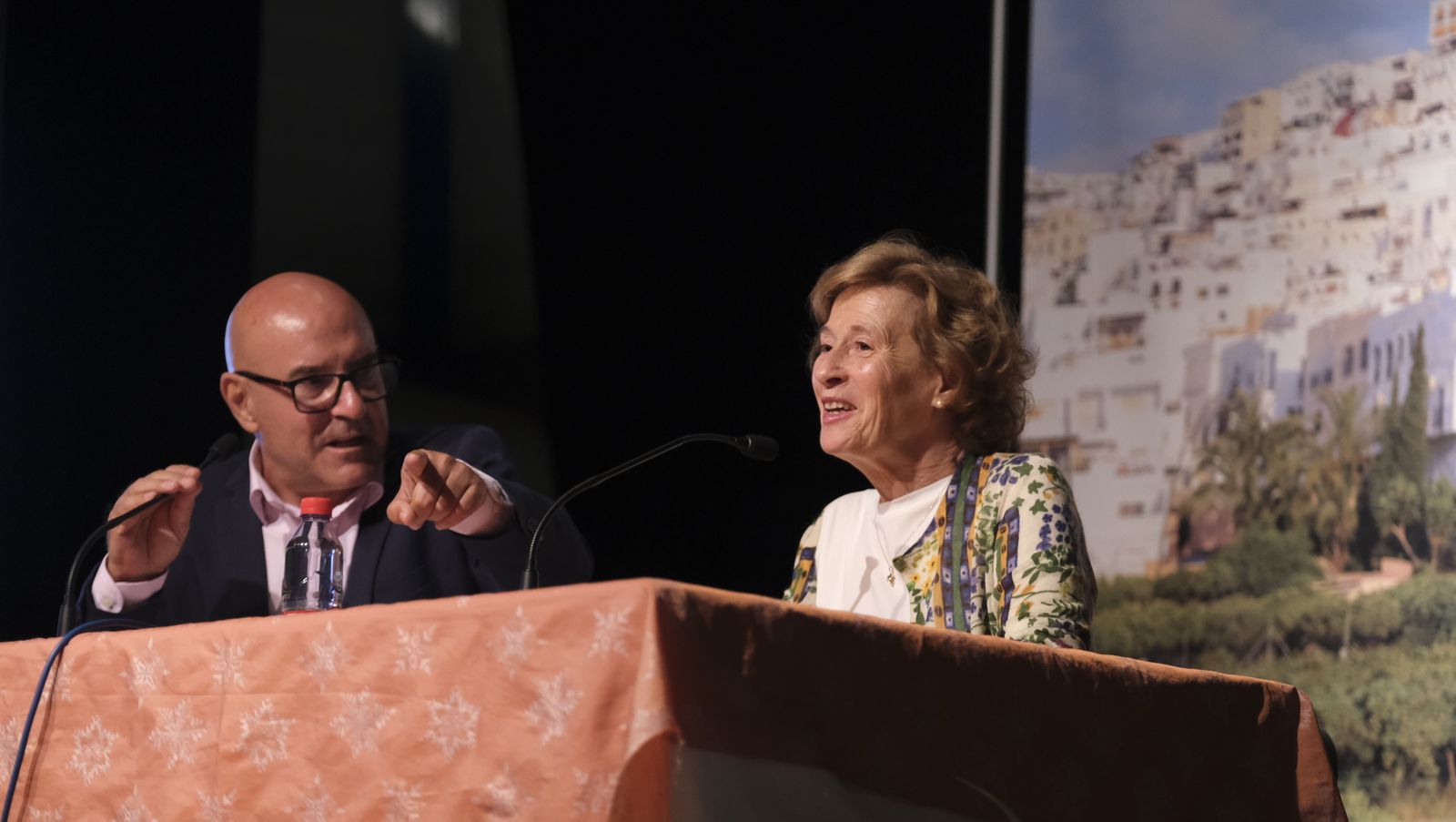 Imágenes de Diario de los Libros en Mojácar, con la escritora Julia Navarro