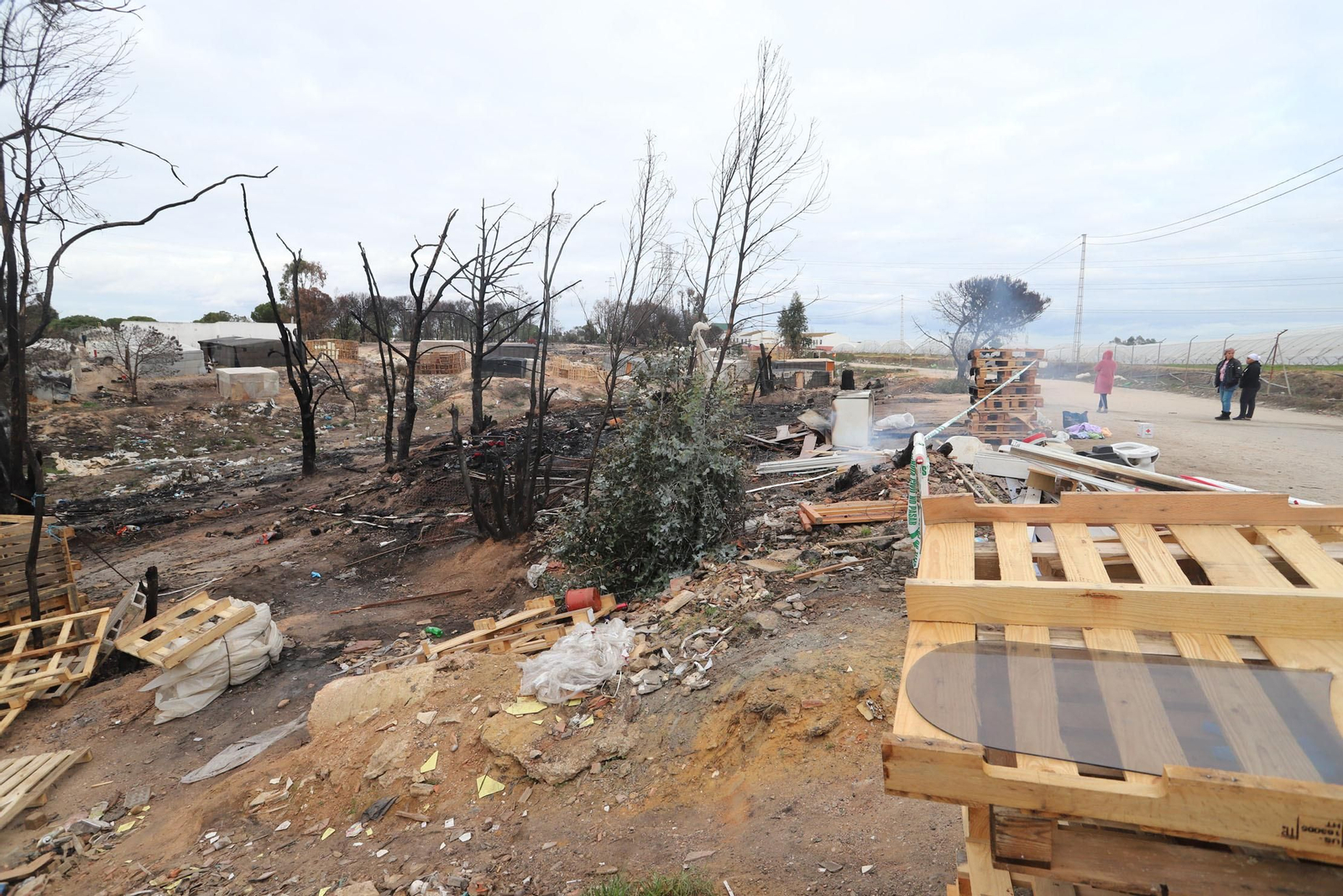 Imágenes del incendio de un asentamiento en Palos de la Frontera, donde falleció un joven de 23 años