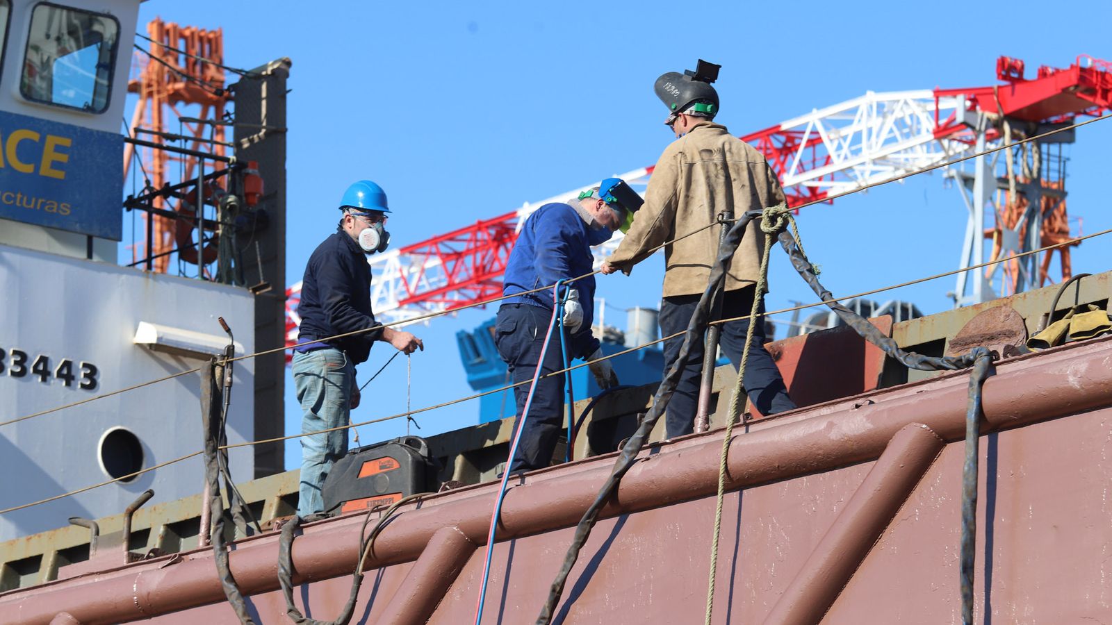 Trabajadores en los astilleros de Huelva.