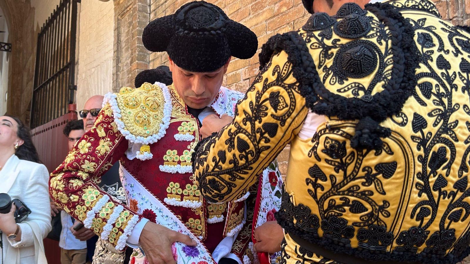 José María Manzanares se prepara para el paseíllo.
