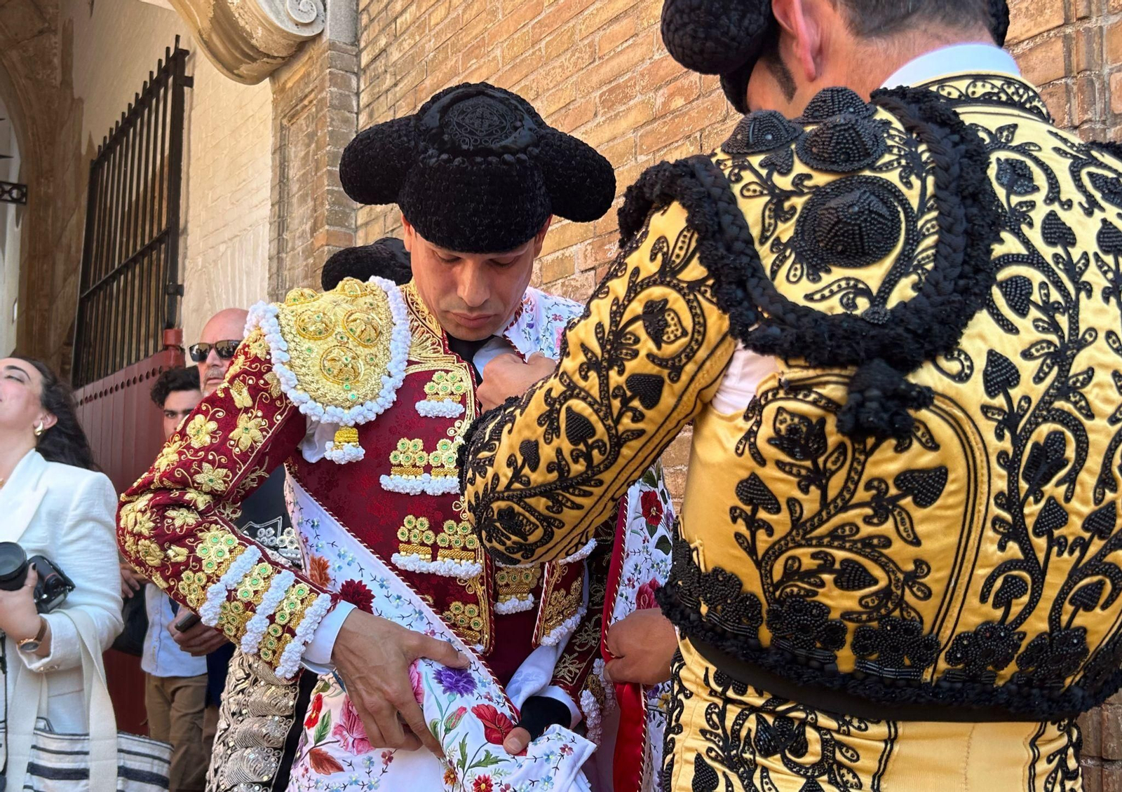 José María Manzanares se prepara para el paseíllo. José María Manzanares se prepara para el paseíllo.