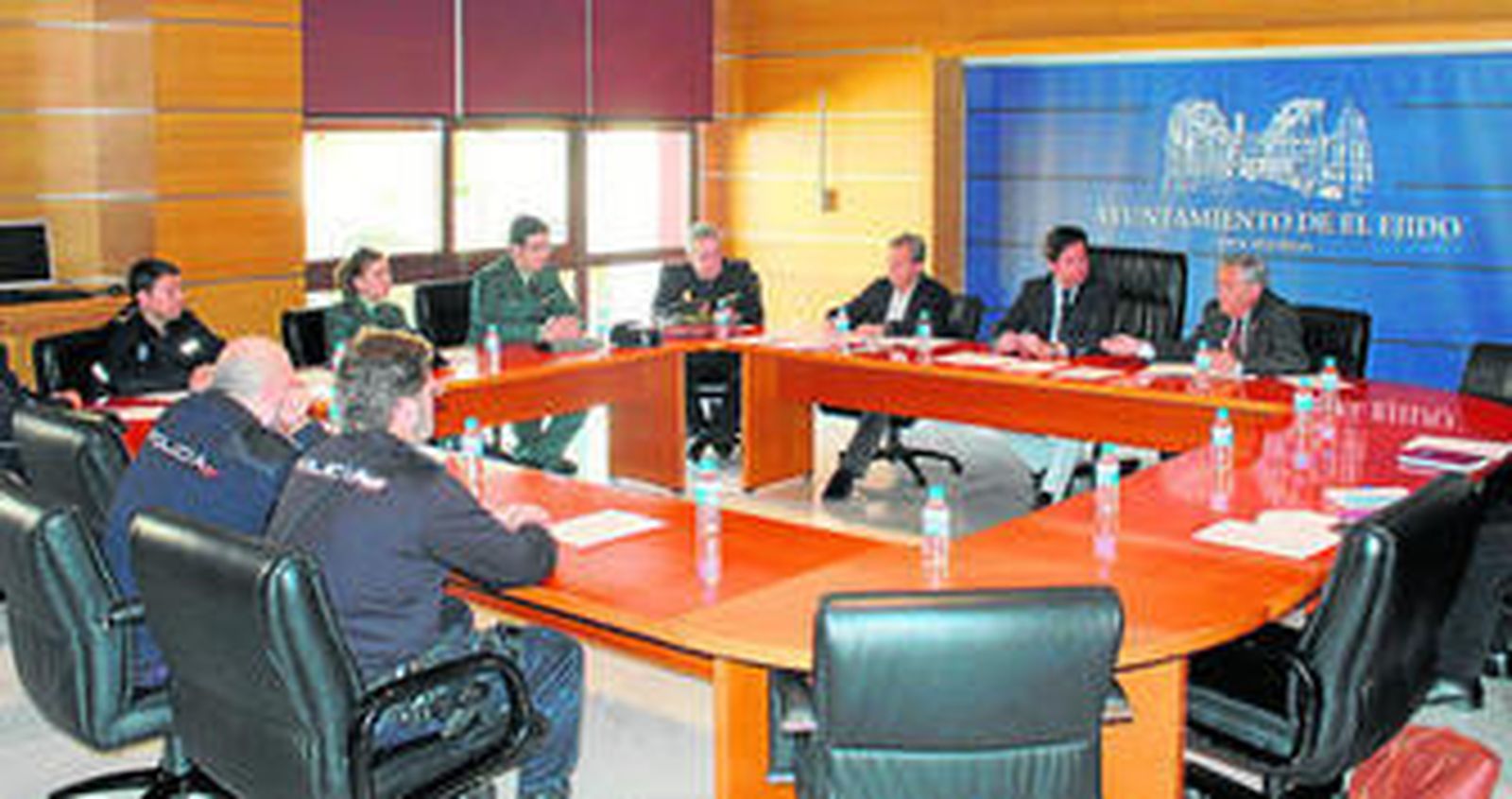 En la reunión han estado el alcalde y el Subdelegado de Gobierno con los diferentes Cuerpos de Seguridad.