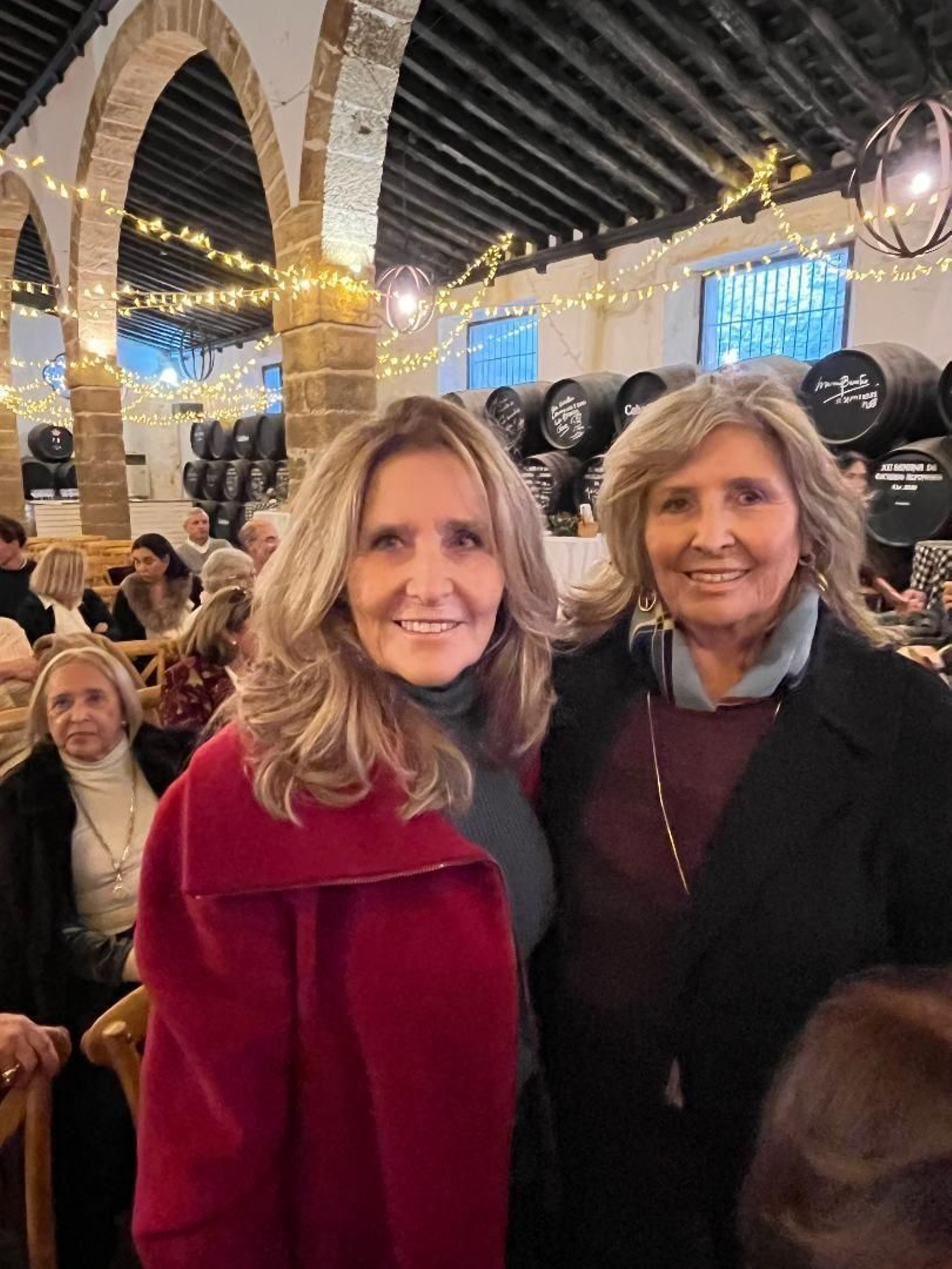 Las hermanas María y Pilar Merello Peñalver disfrutando de la zambomba   benéfica de Concha Baras.