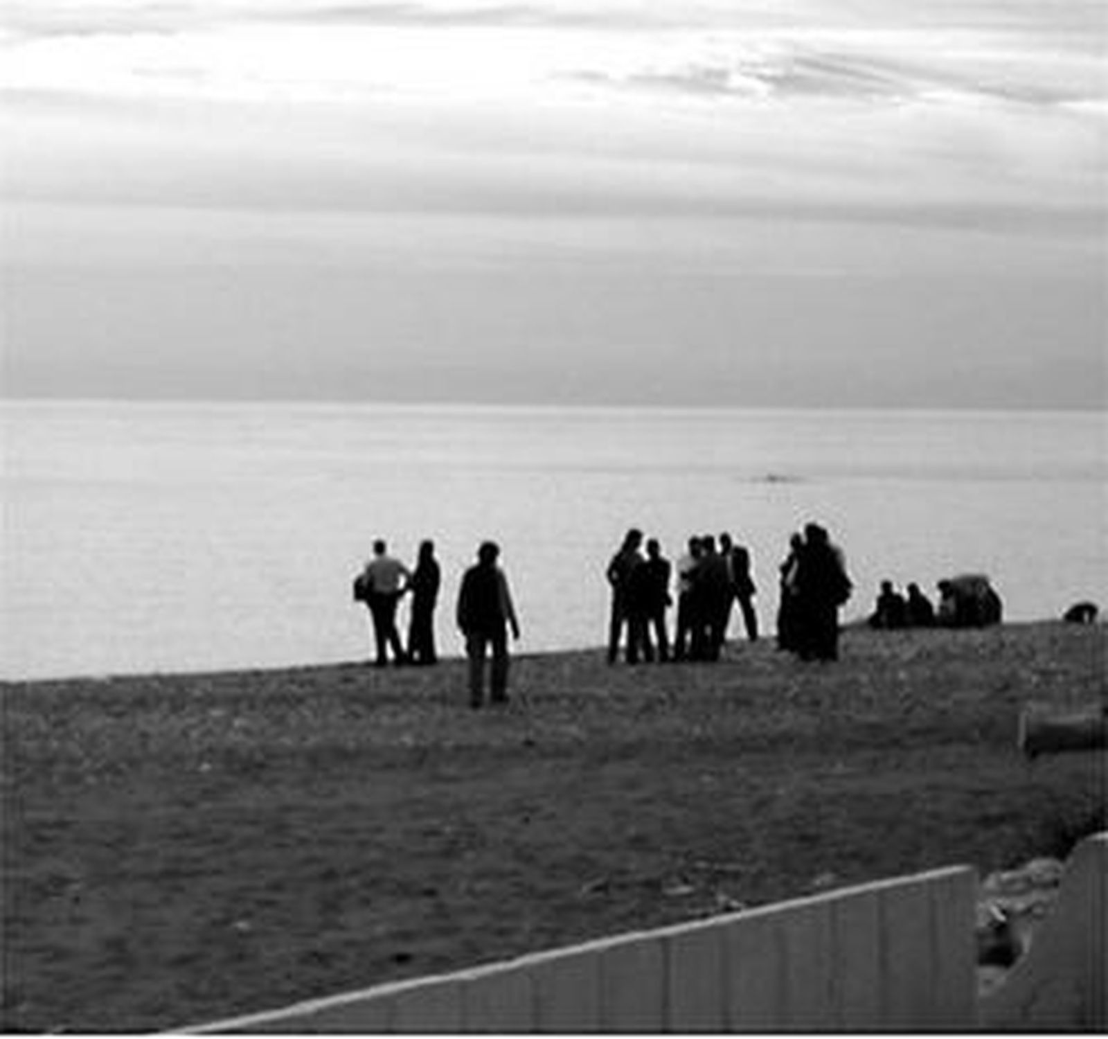 Familiares y amigos esperan noticias en la playa.